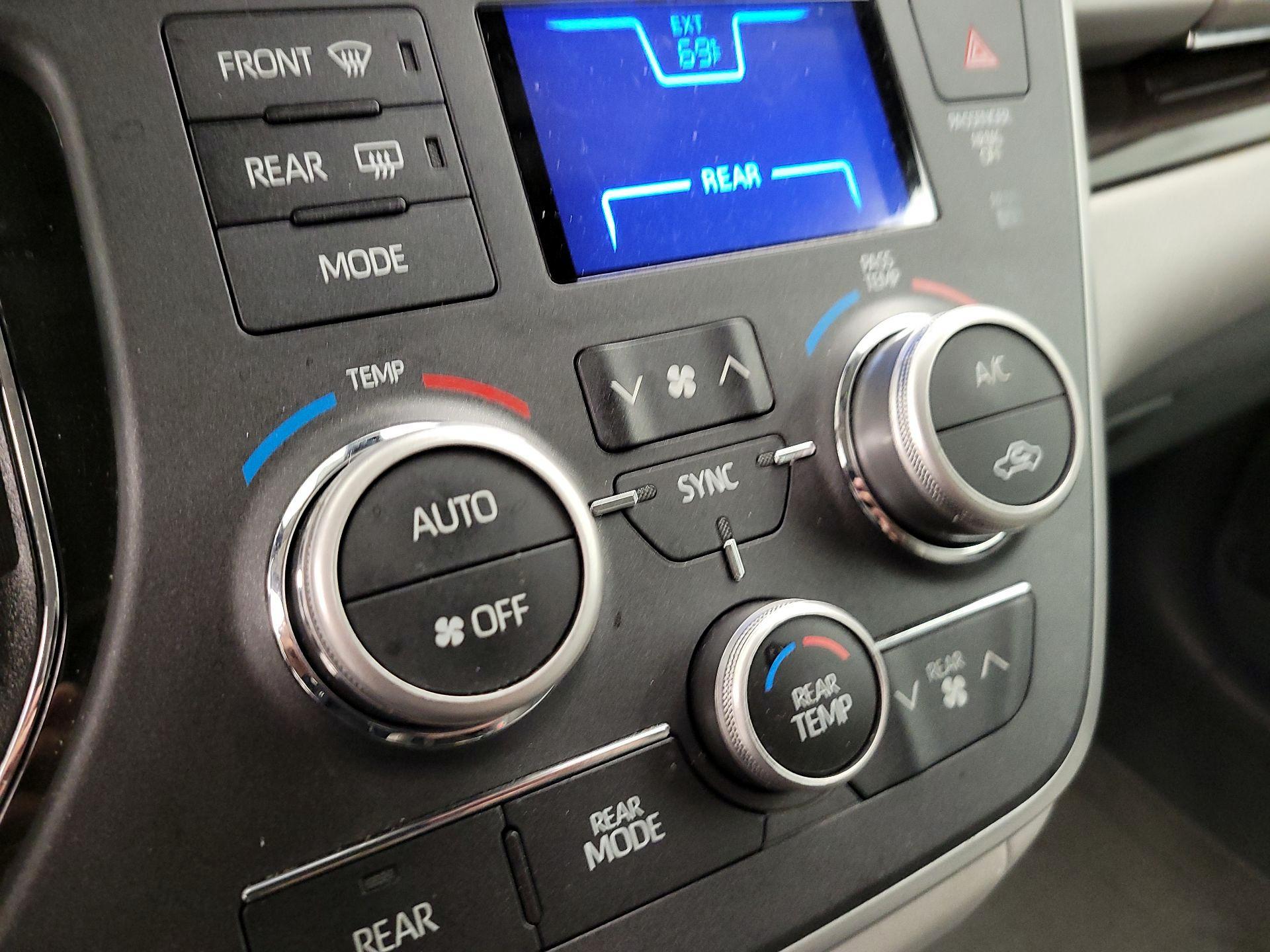 Thumbnail: 2020 Toyota Sienna - 16