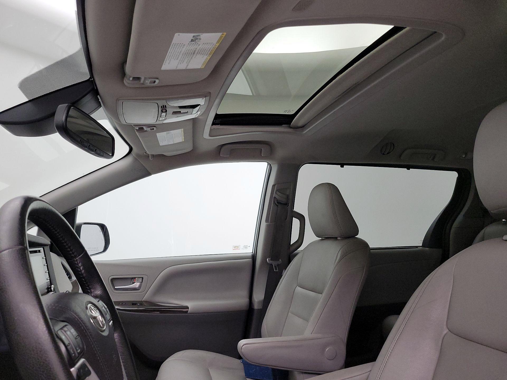 Thumbnail: 2020 Toyota Sienna - 19