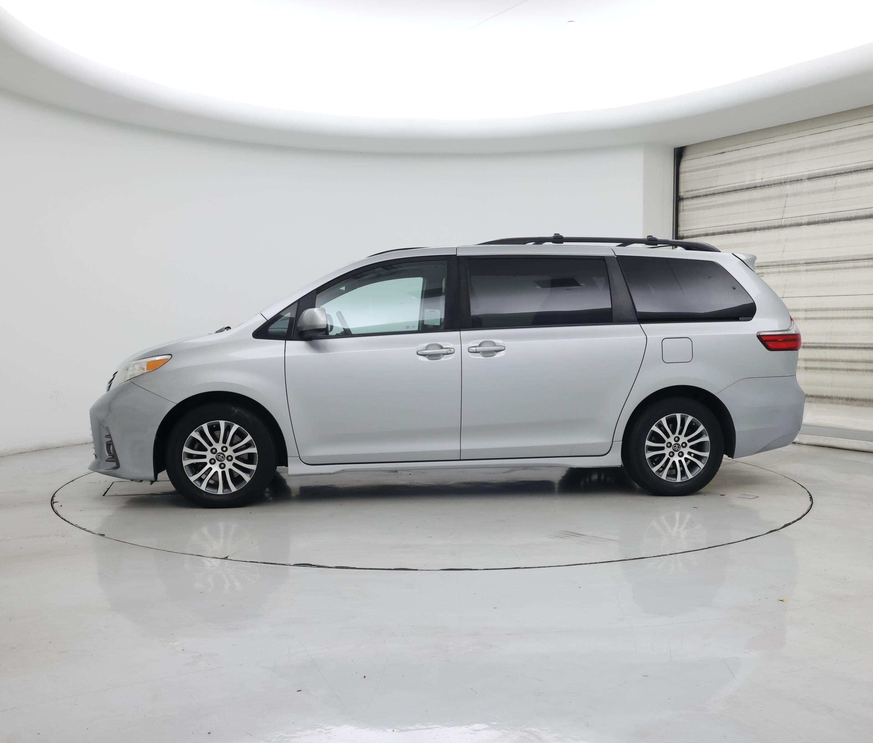 Thumbnail: 2020 Toyota Sienna - 3