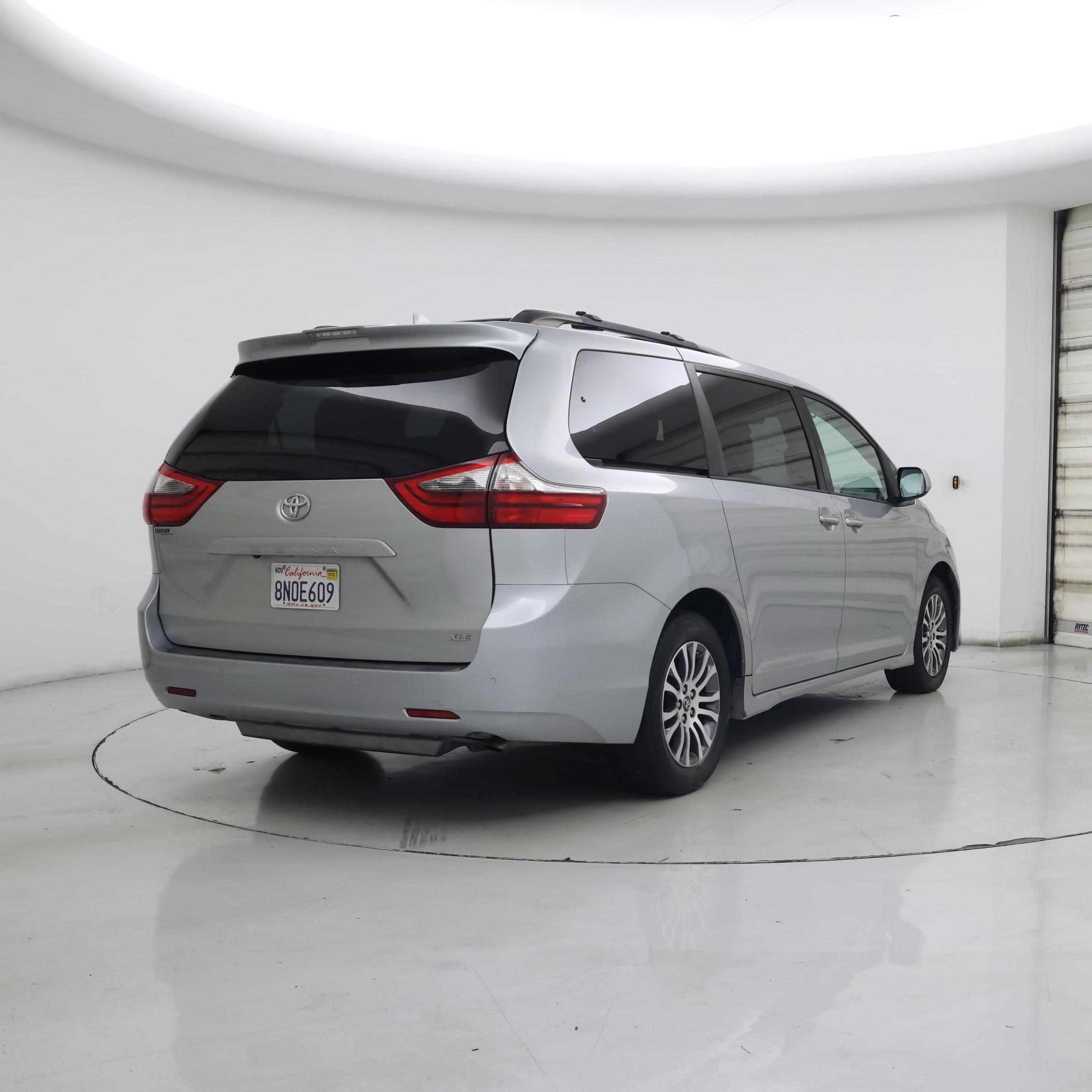 Thumbnail: 2020 Toyota Sienna - 8