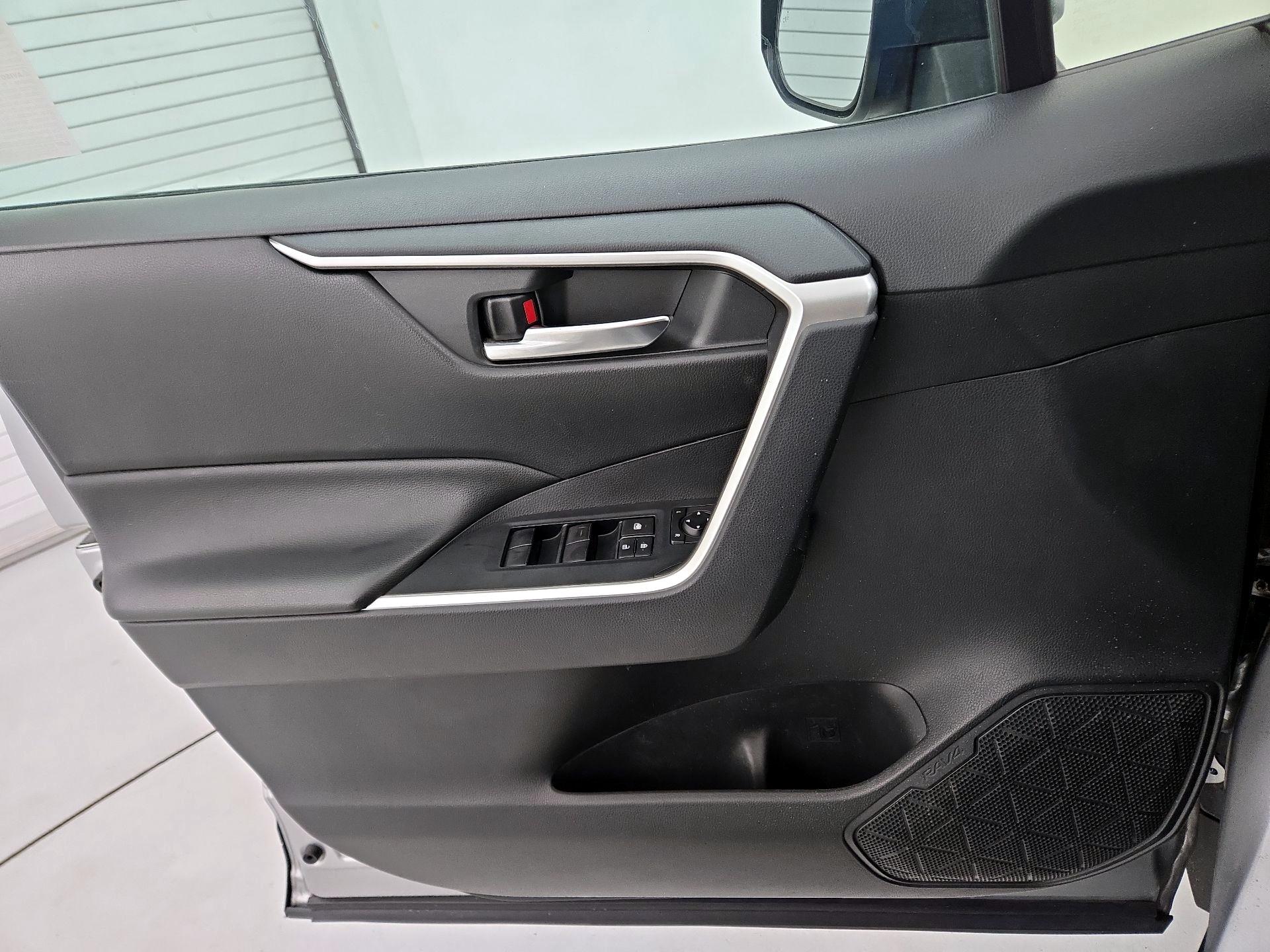 Thumbnail: 2019 Toyota RAV4 - 12