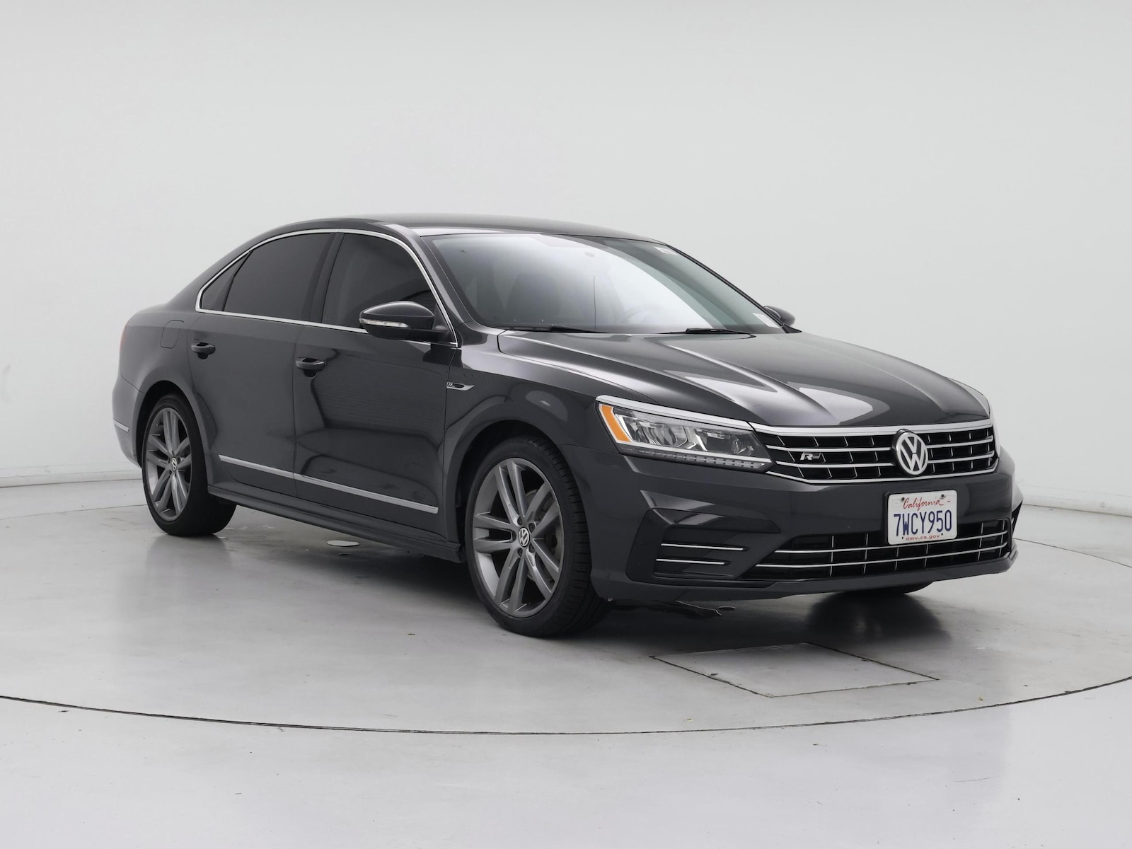 Image of 2017 Volkswagen Passat R-Line