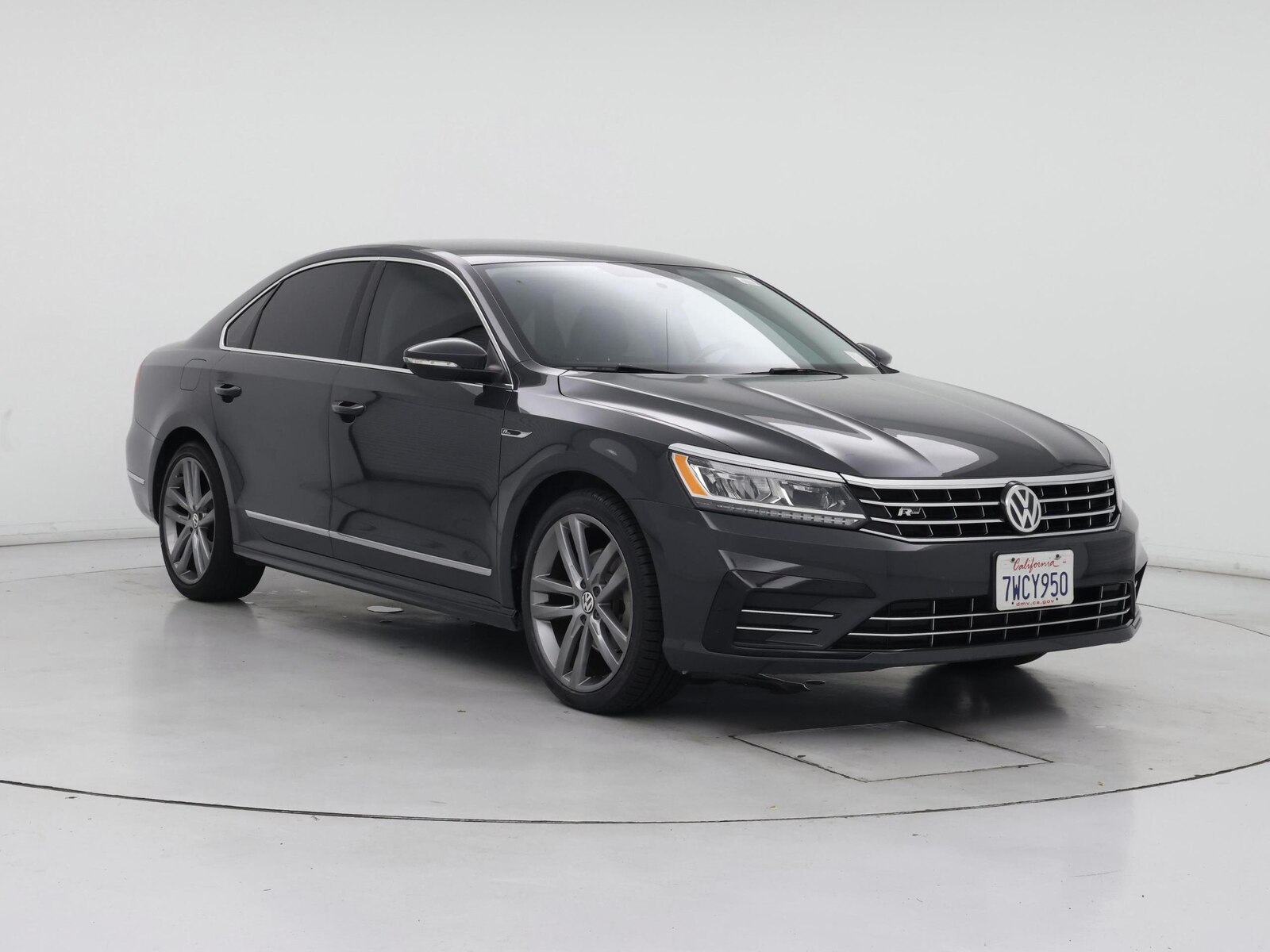 Image of 2017 Volkswagen Passat R-Line