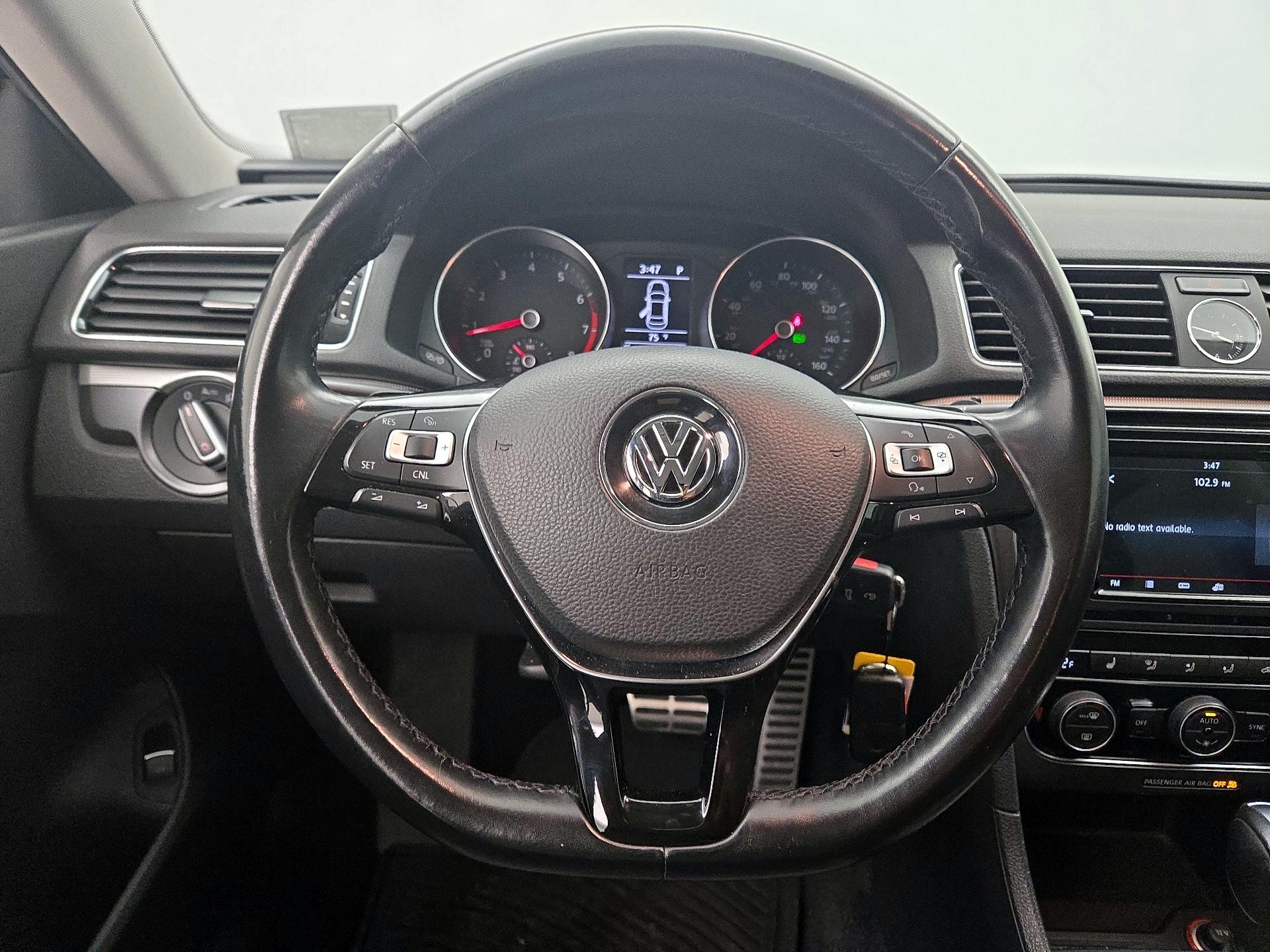 Thumbnail: 2017 Volkswagen Passat - 10