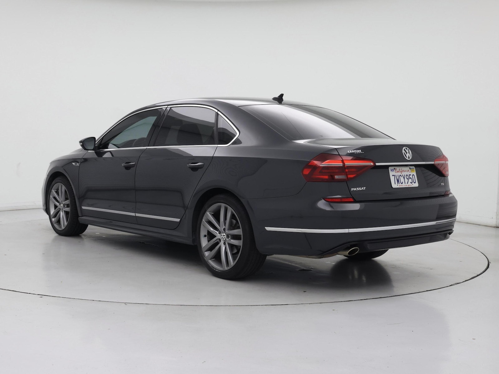 Image of 2017 Volkswagen Passat R-Line
