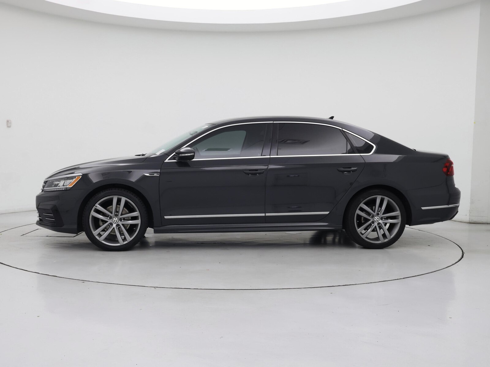 Image of 2017 Volkswagen Passat R-Line