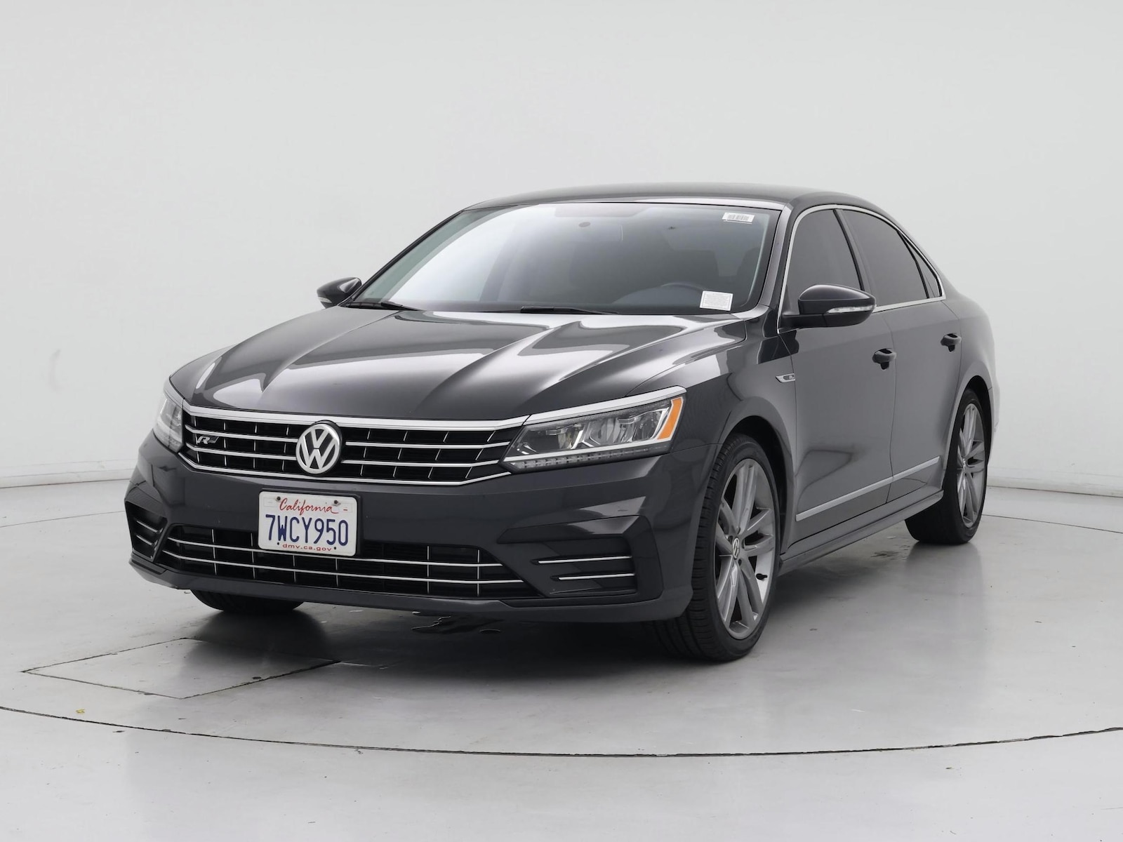 Image of 2017 Volkswagen Passat R-Line