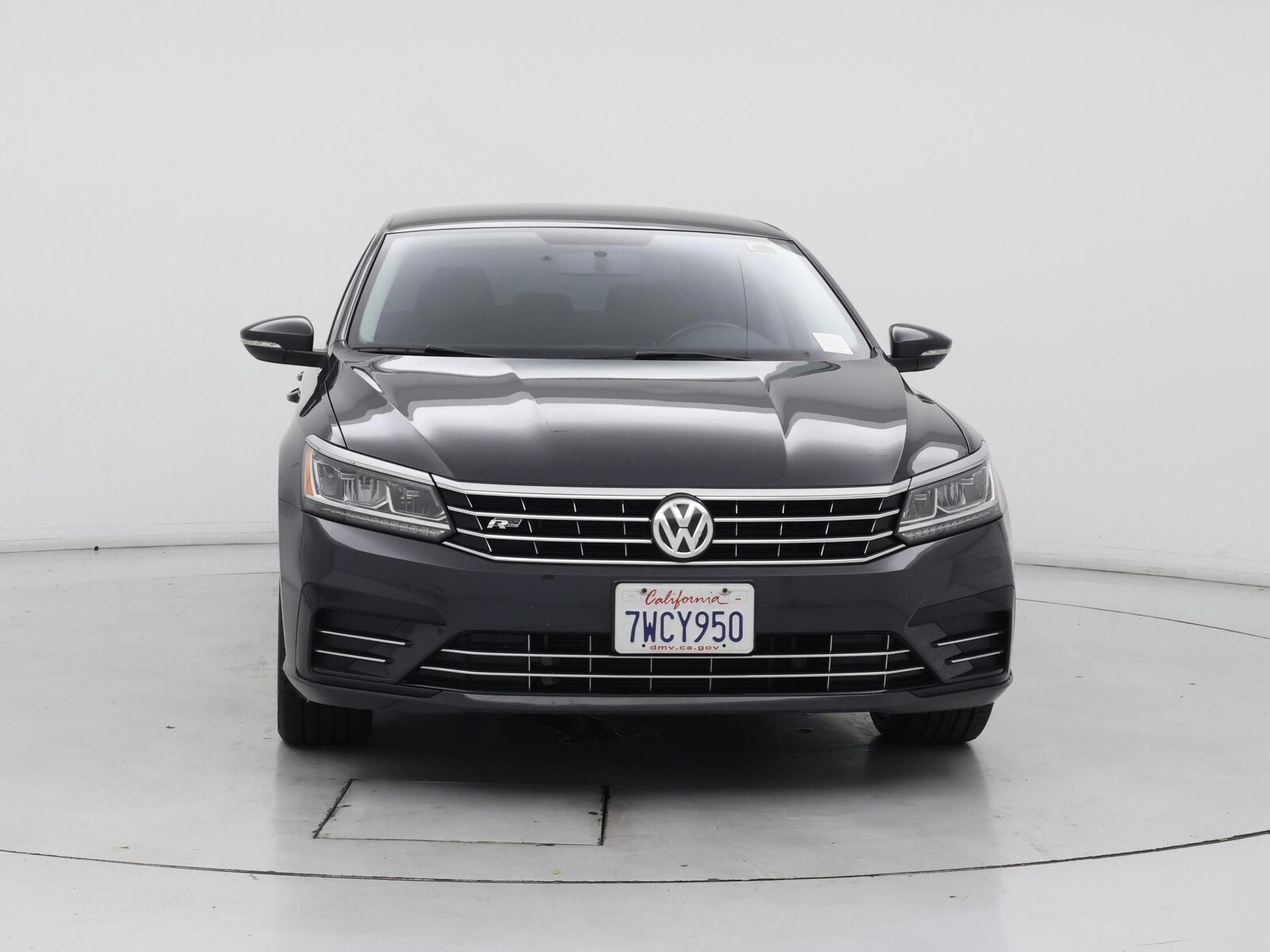 Image of 2017 Volkswagen Passat R-Line
