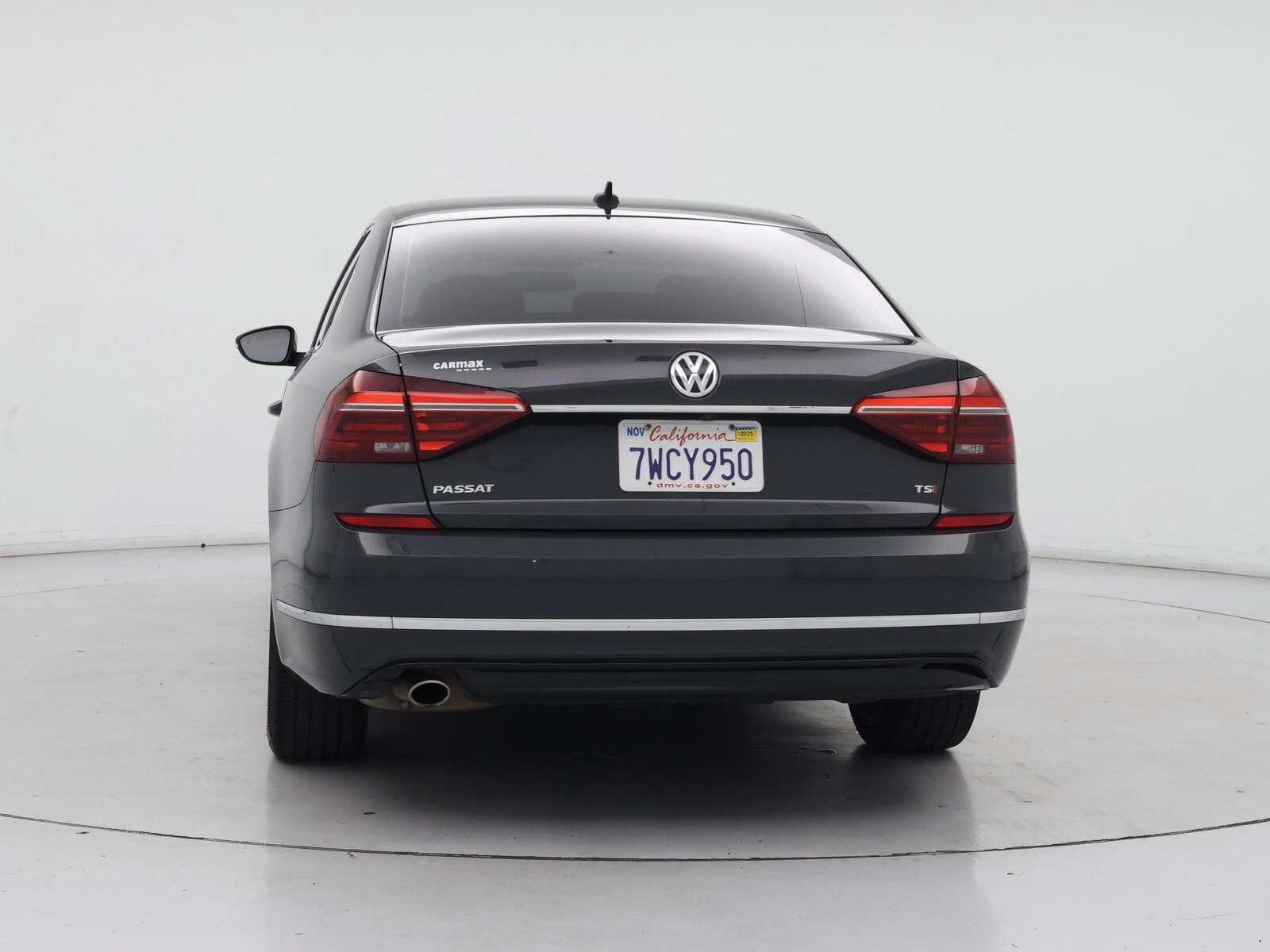 Image of 2017 Volkswagen Passat R-Line