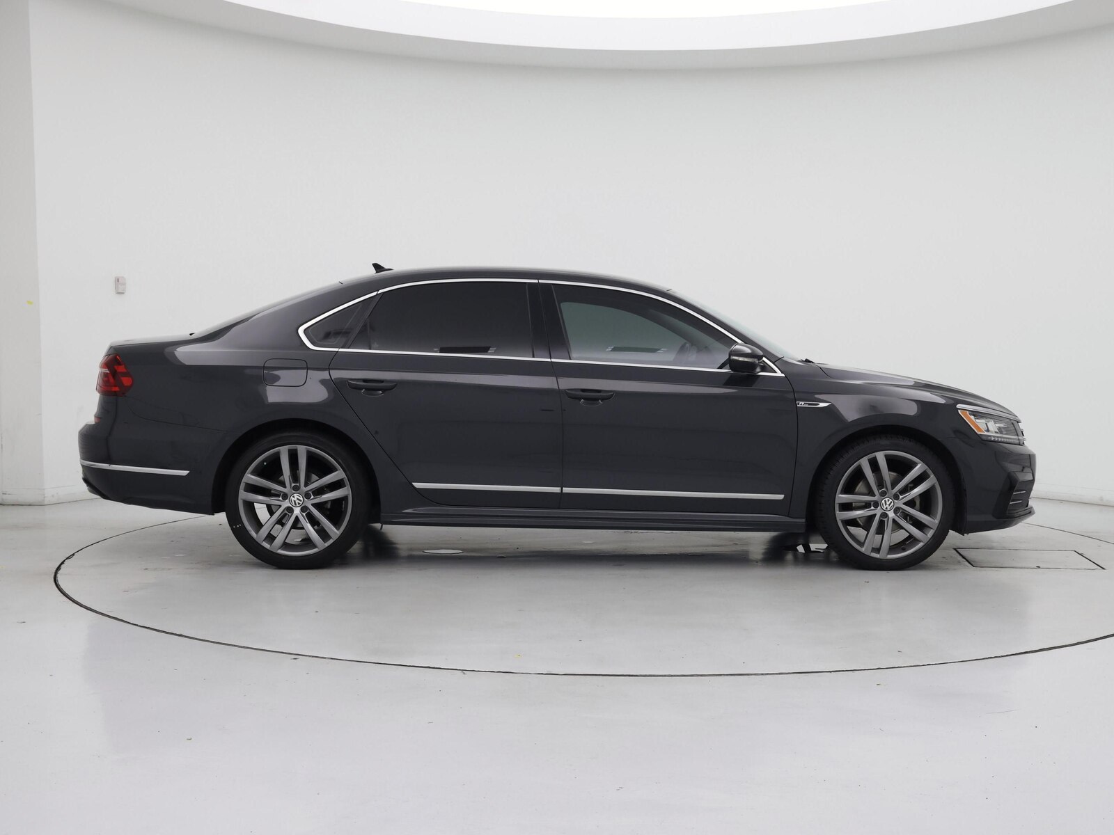 Image of 2017 Volkswagen Passat R-Line