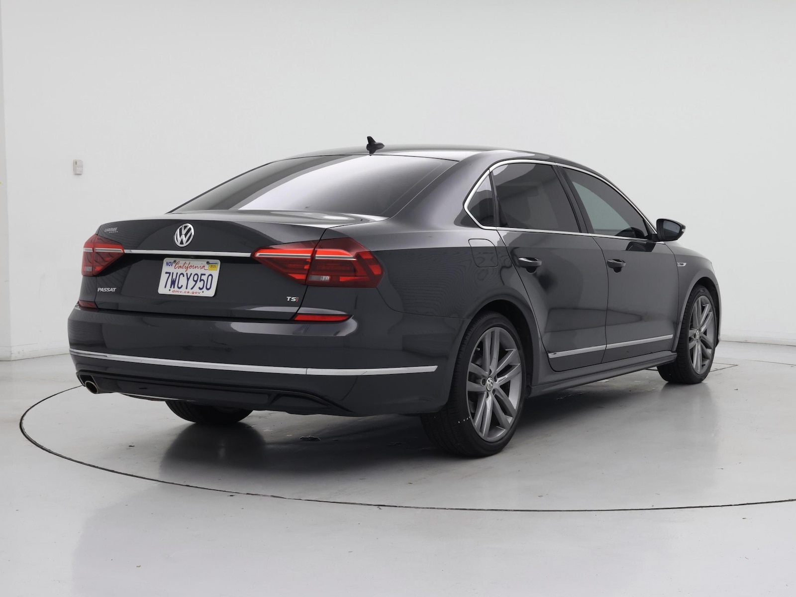 Image of 2017 Volkswagen Passat R-Line