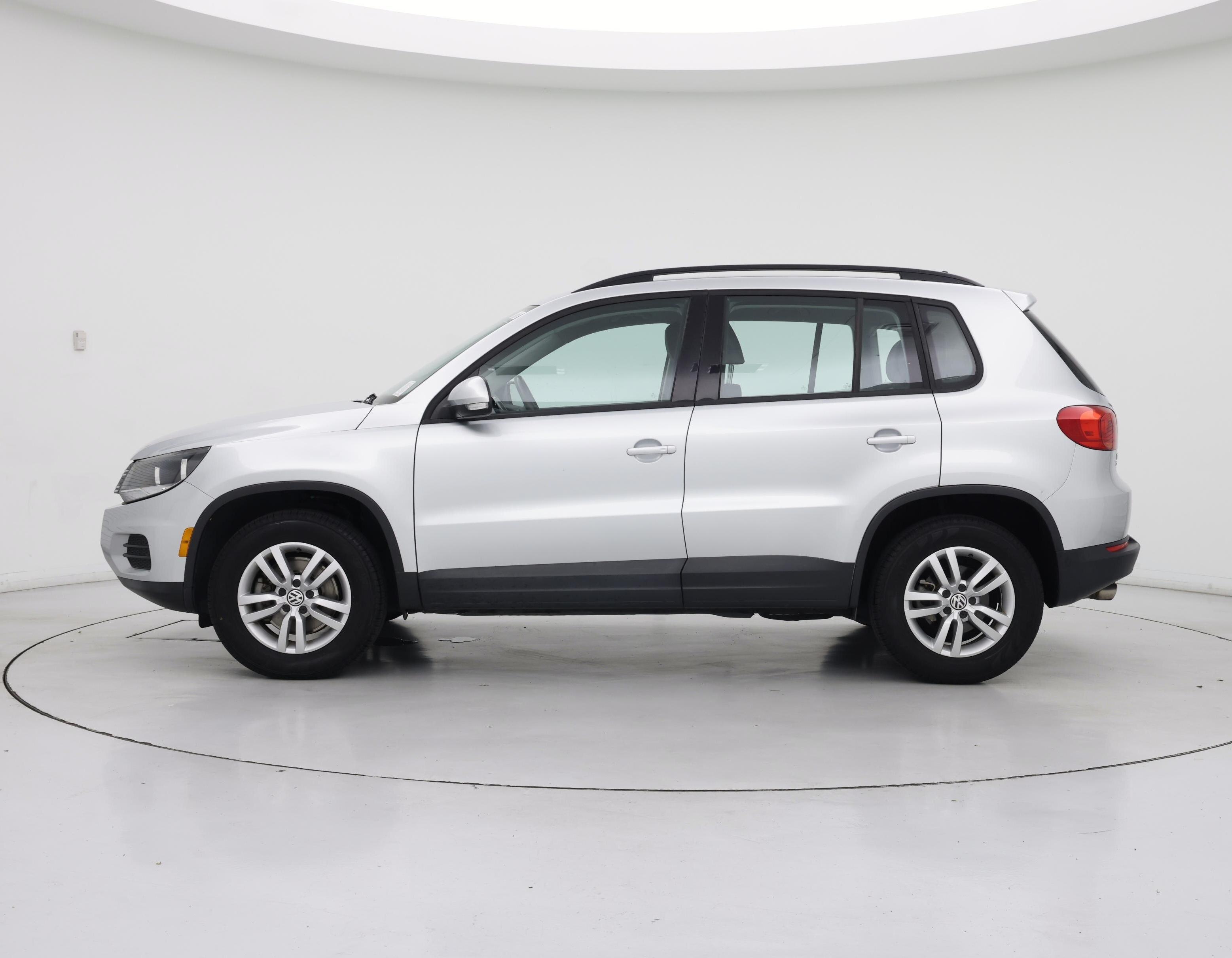 Thumbnail: 2017 Volkswagen Tiguan - 3