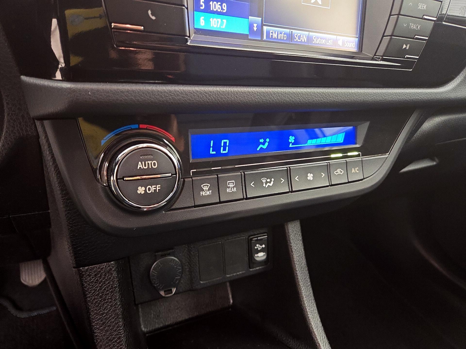 Thumbnail: 2014 Toyota Corolla - 16