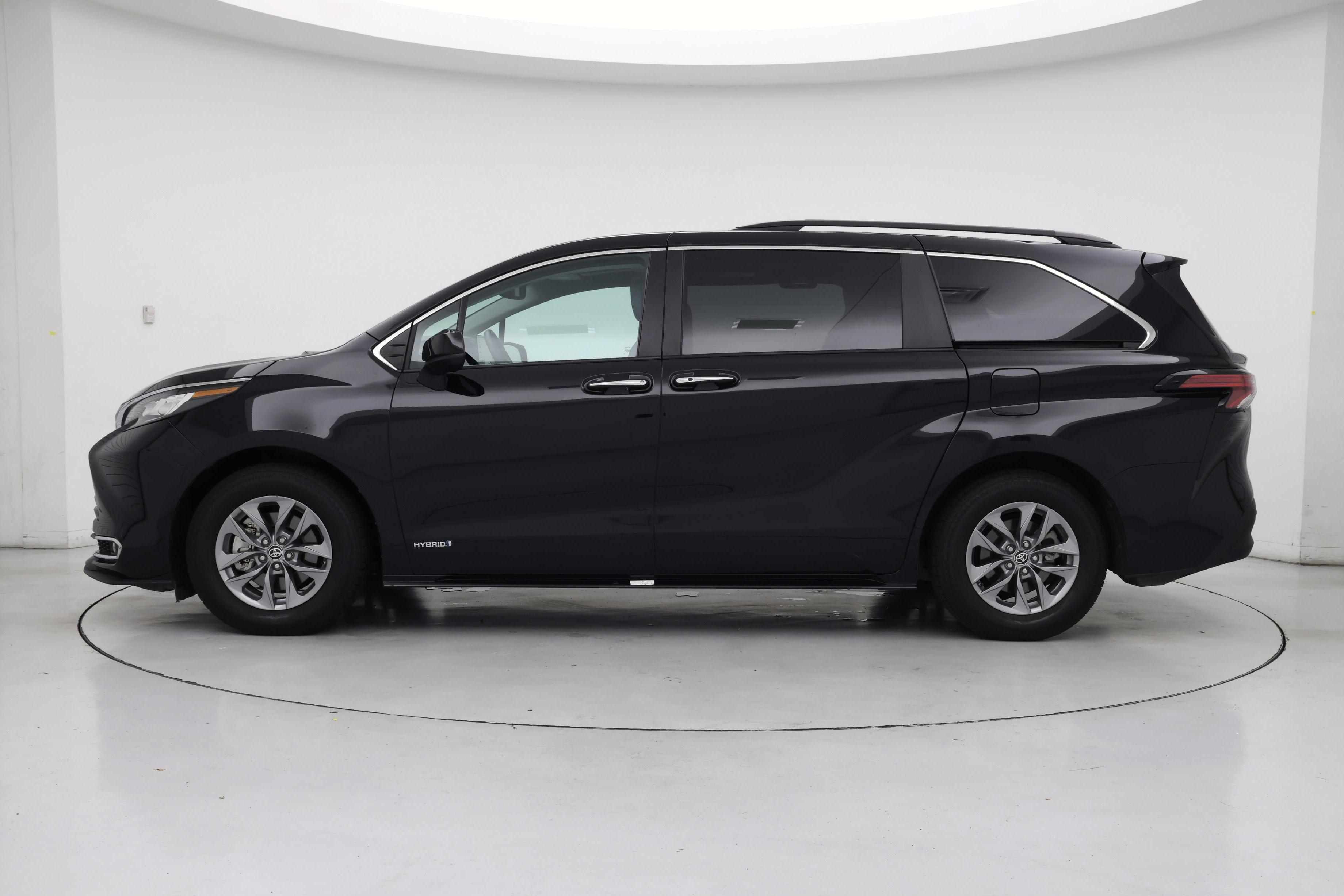 Thumbnail: 2021 Toyota Sienna - 3