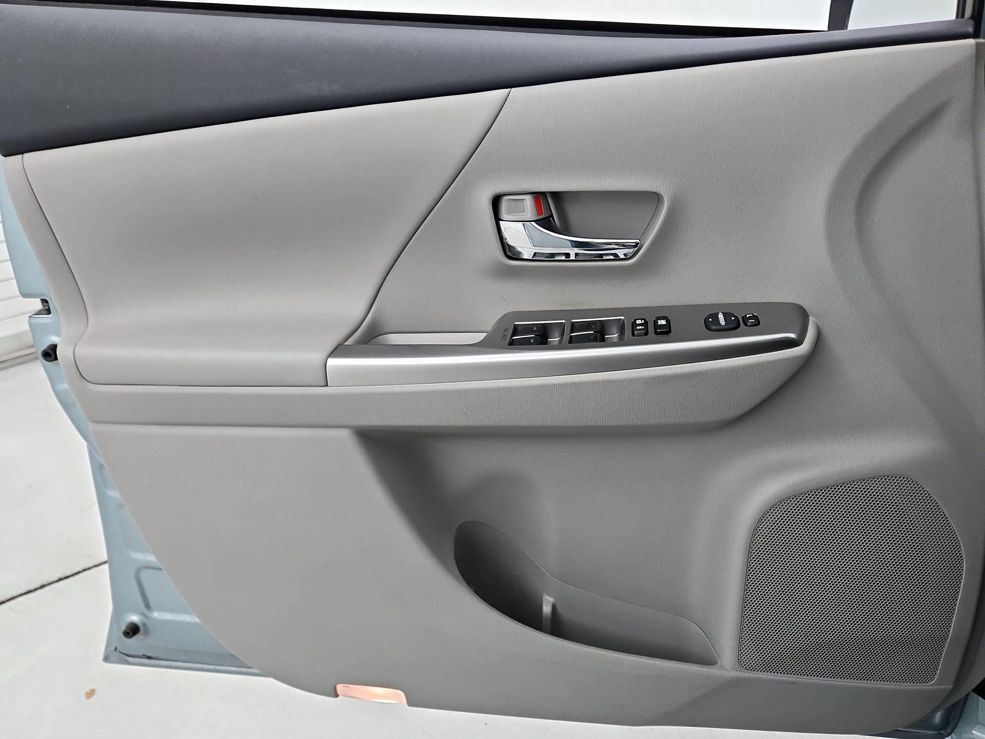 Thumbnail: 2015 Toyota Prius v - 12