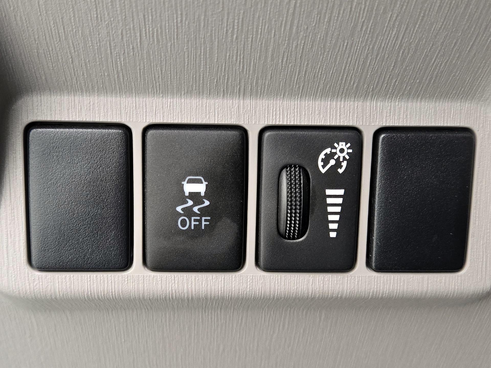 Thumbnail: 2015 Toyota Prius v - 13