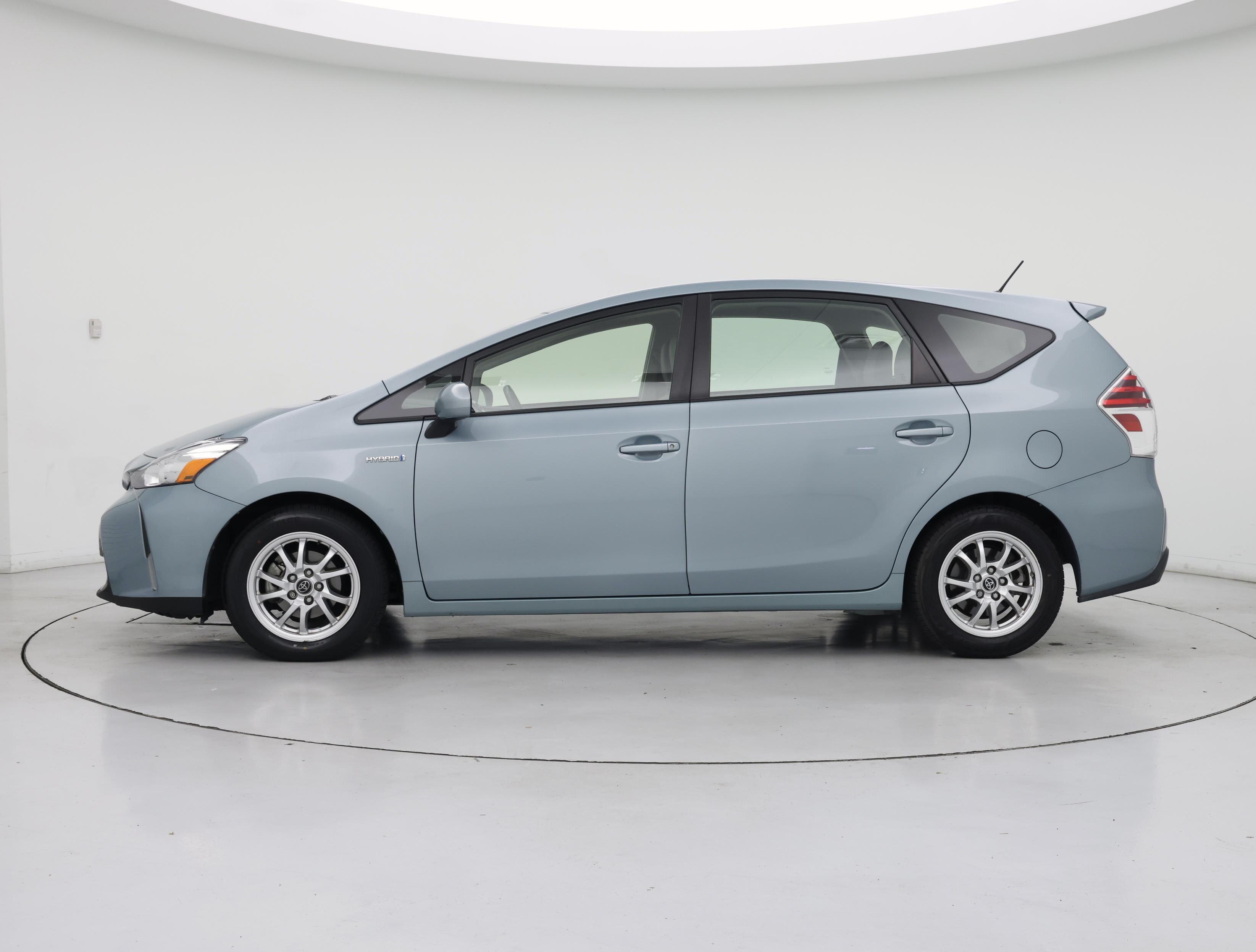 Thumbnail: 2015 Toyota Prius v - 3