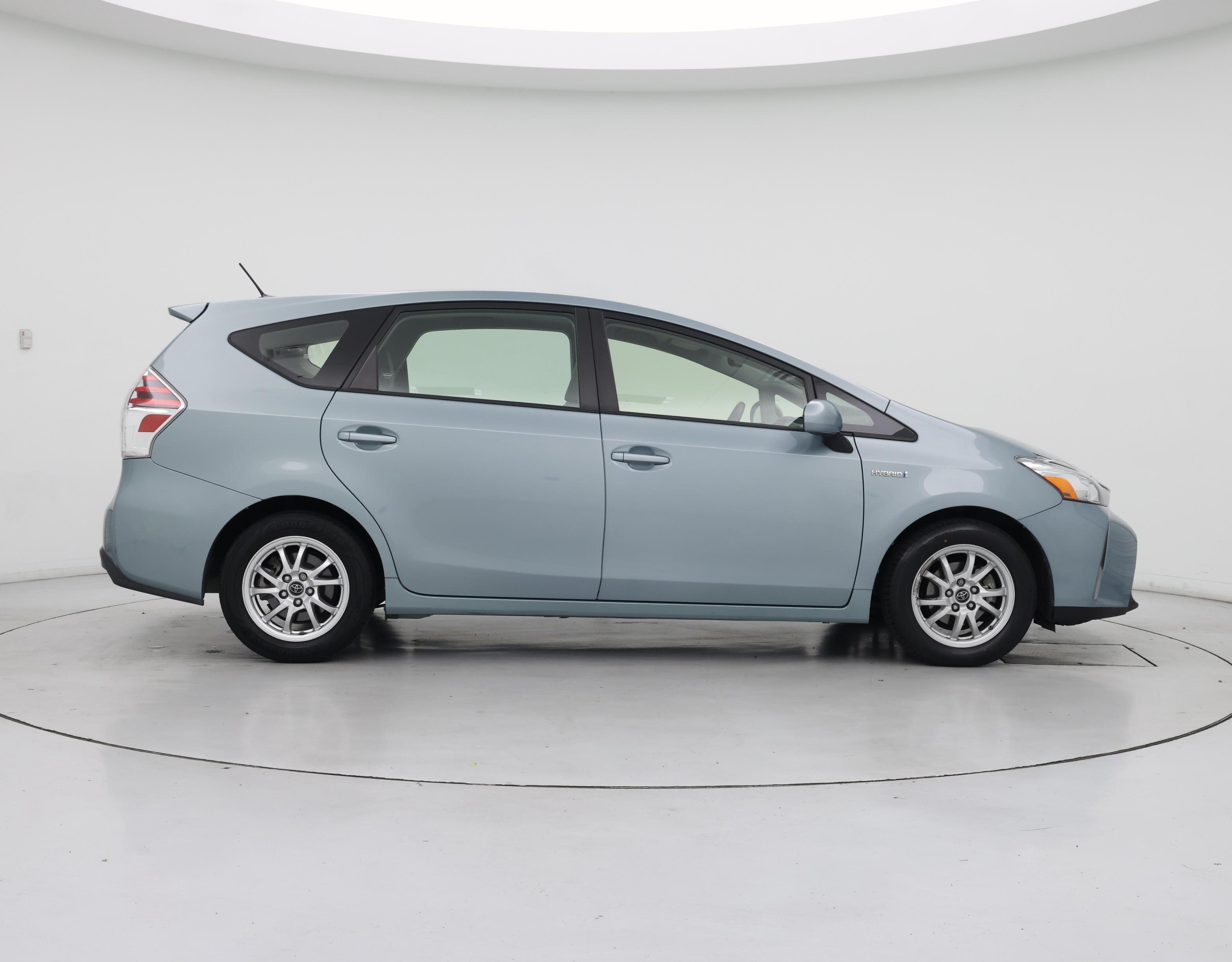 Thumbnail: 2015 Toyota Prius v - 7