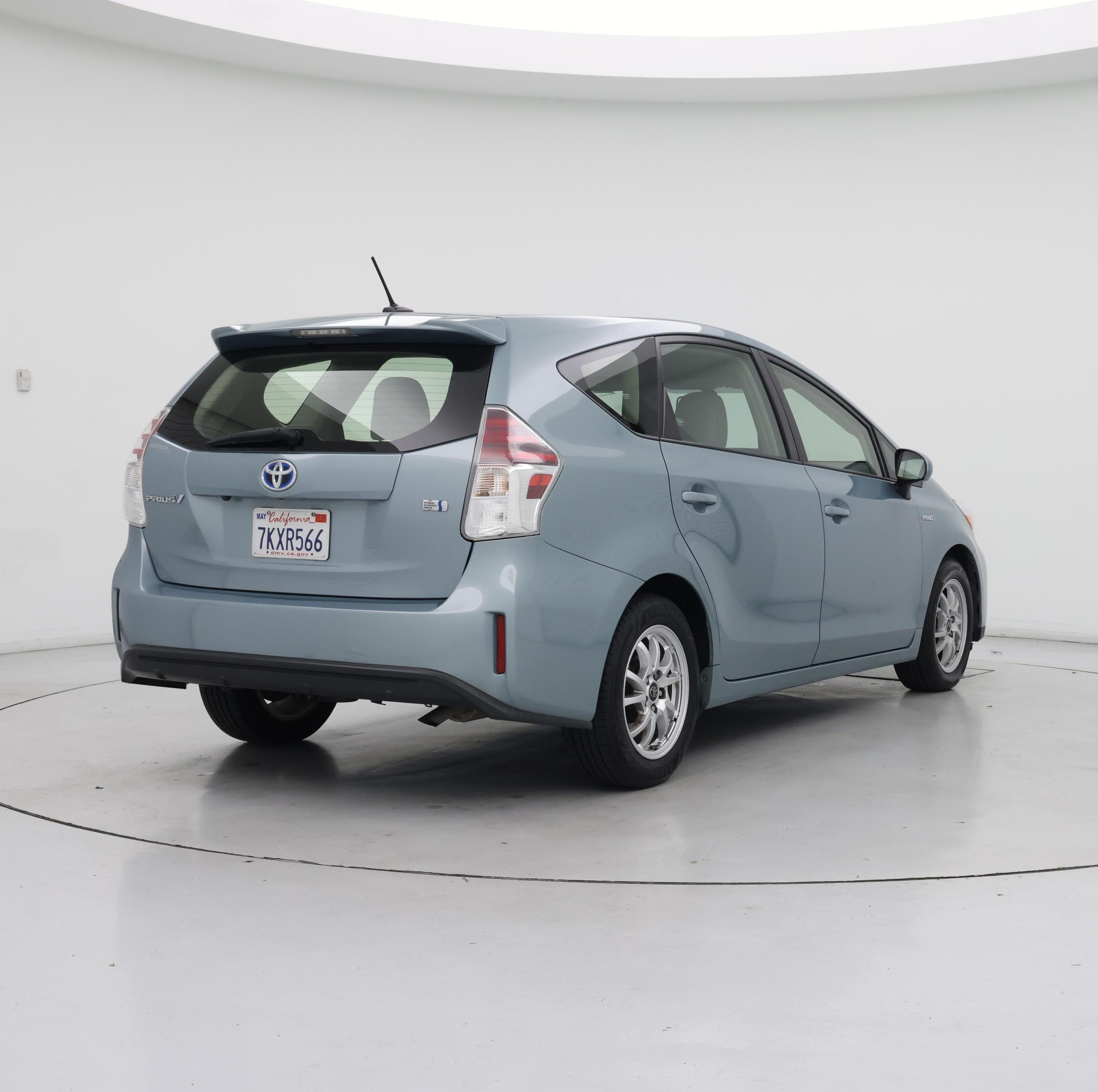 Thumbnail: 2015 Toyota Prius v - 8