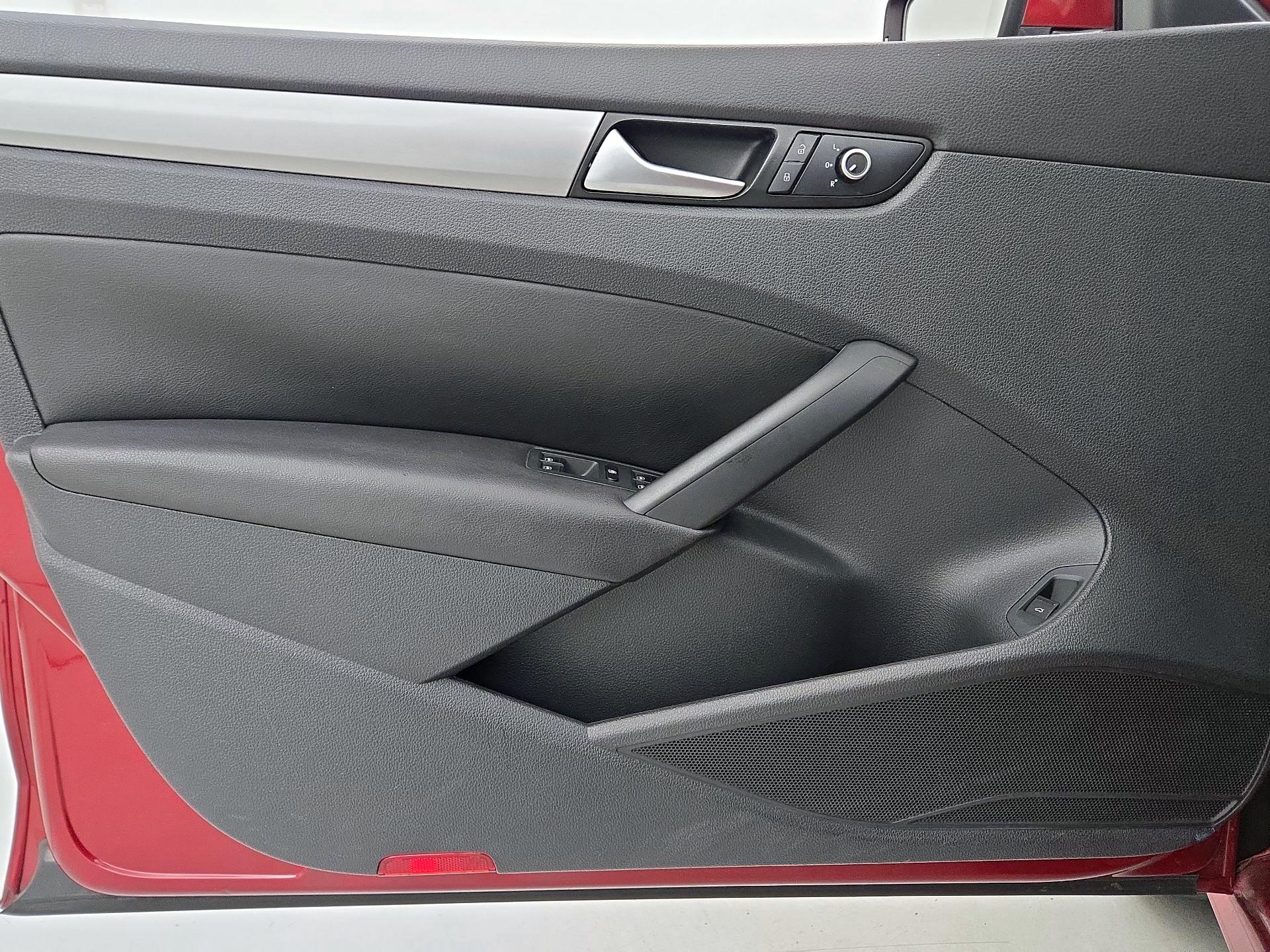Thumbnail: 2015 Volkswagen Passat - 12