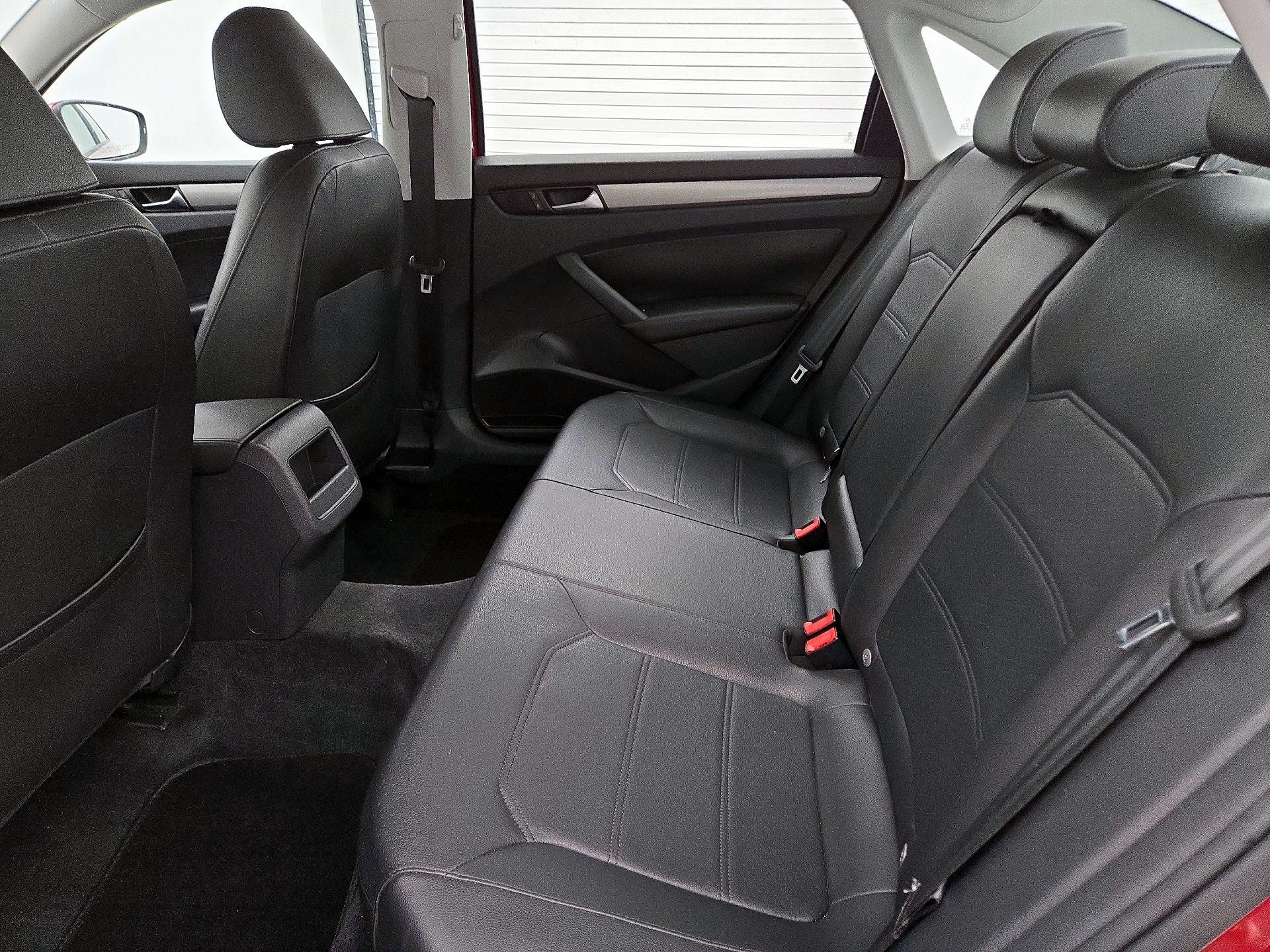 Thumbnail: 2015 Volkswagen Passat - 17