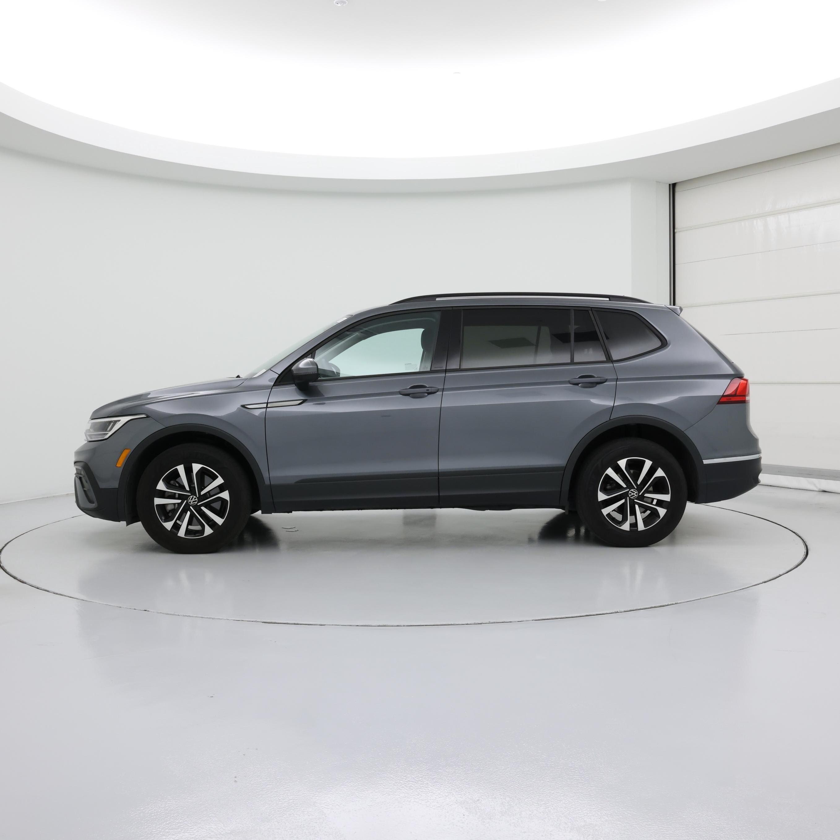 Thumbnail: 2023 Volkswagen Tiguan - 3