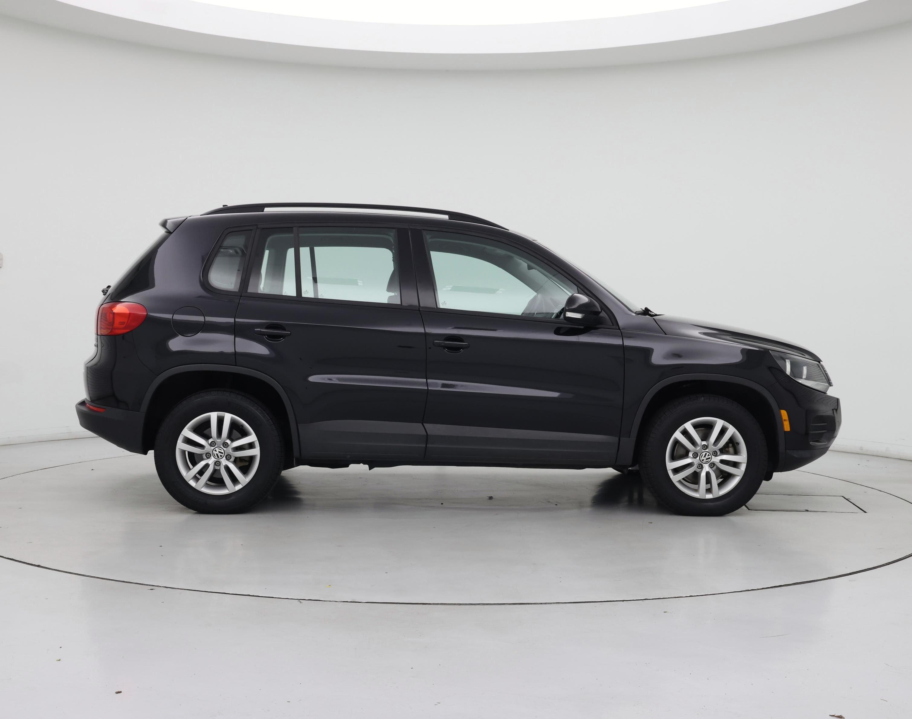 Thumbnail: 2017 Volkswagen Tiguan - 7