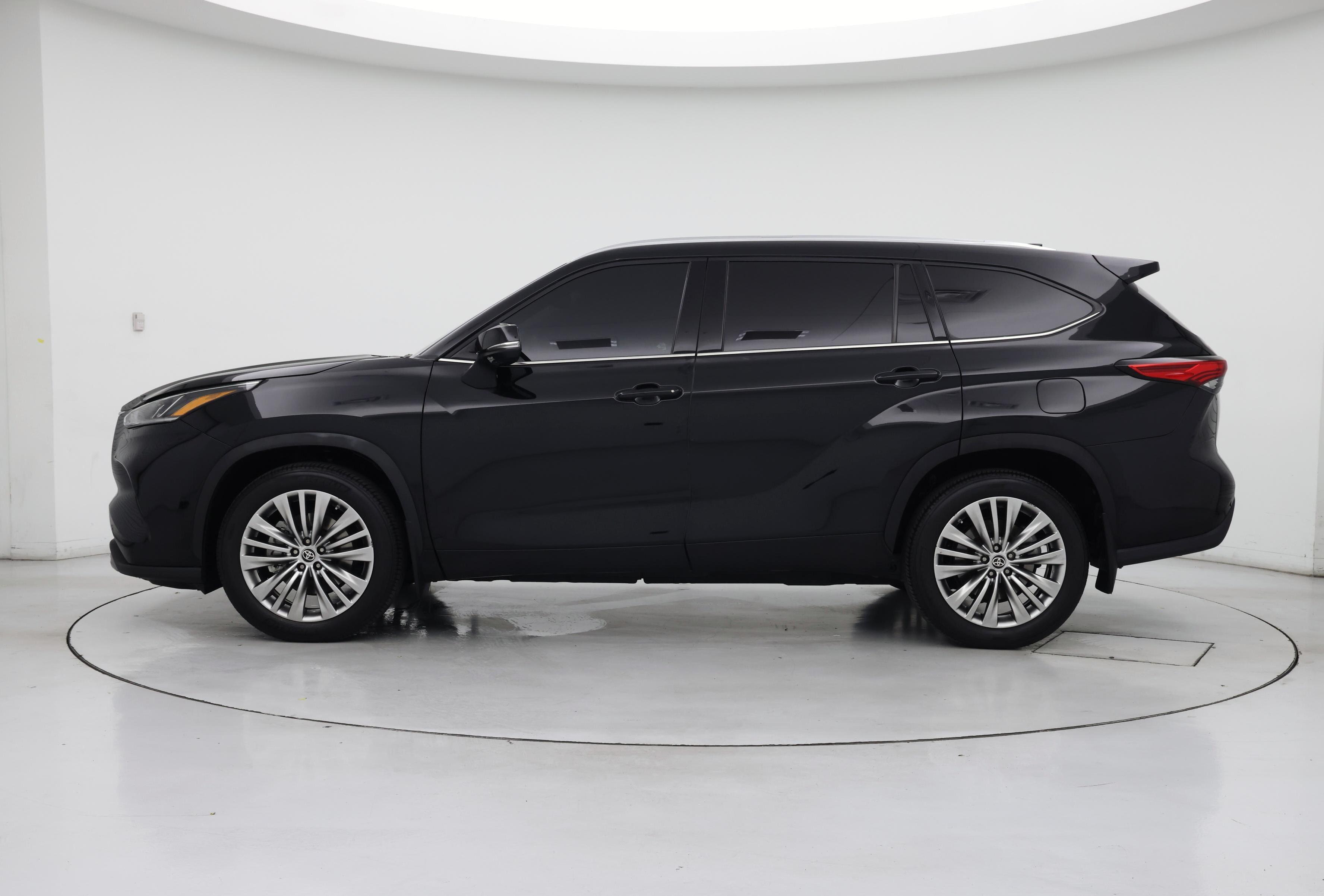 Thumbnail: 2022 Toyota Highlander - 3