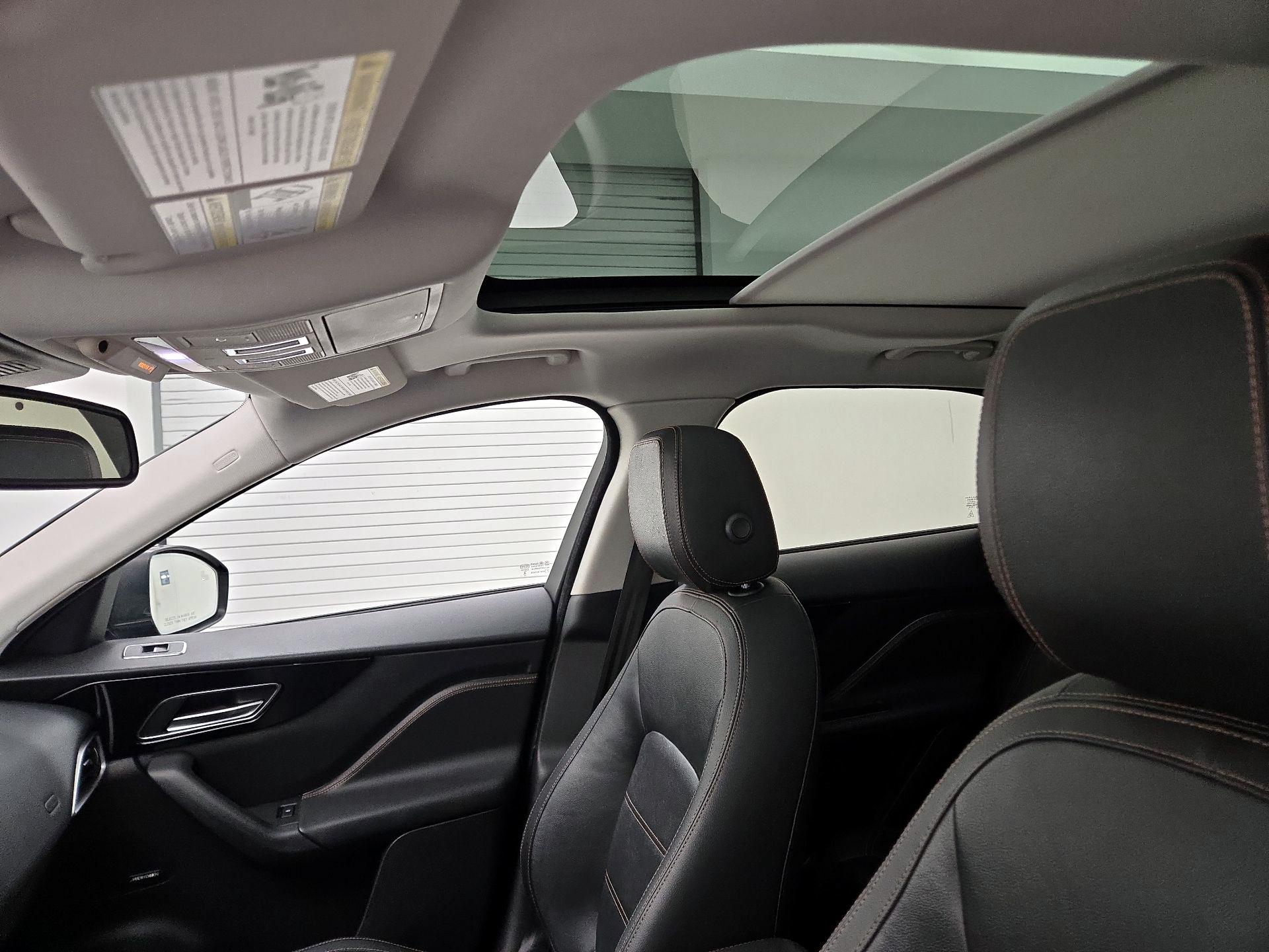 Thumbnail: 2017 Jaguar F-Pace - 18