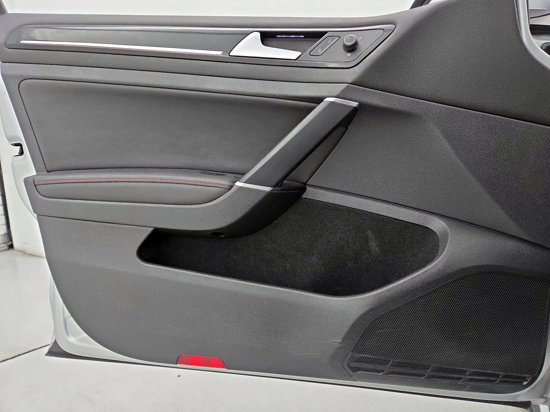 Thumbnail: 2015 Volkswagen Golf - 12
