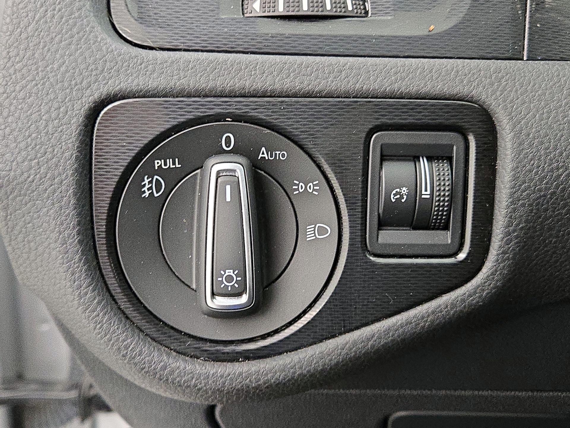 Thumbnail: 2015 Volkswagen Golf - 13
