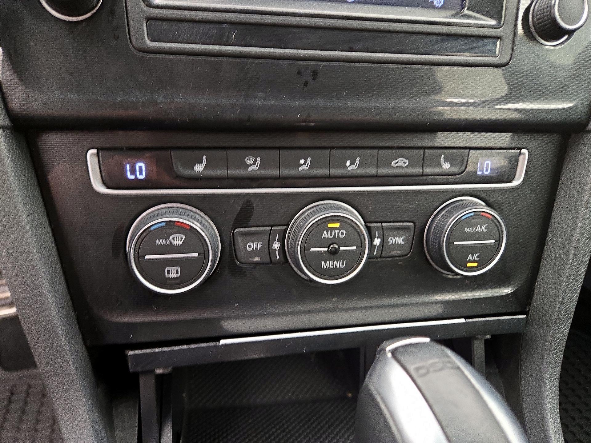 Thumbnail: 2015 Volkswagen Golf - 17