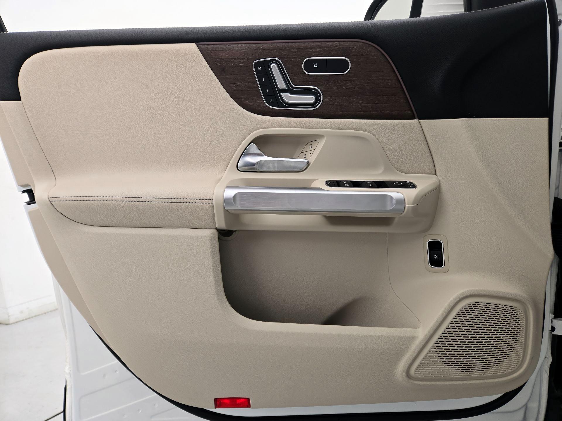 Thumbnail: 2023 Mercedes-Benz GLB - 12