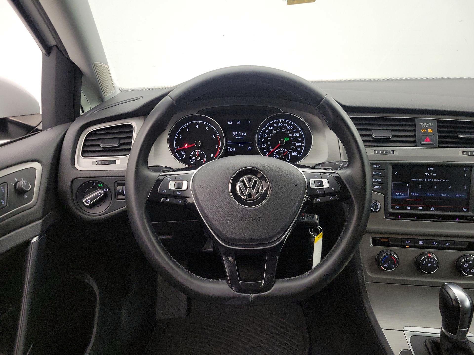 Thumbnail: 2016 Volkswagen Golf - 10