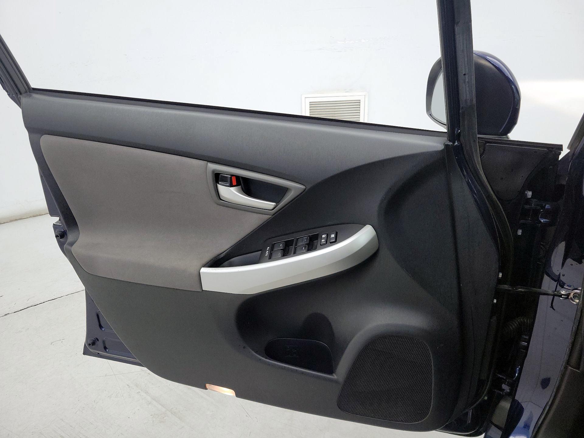Thumbnail: 2015 Toyota Prius - 12