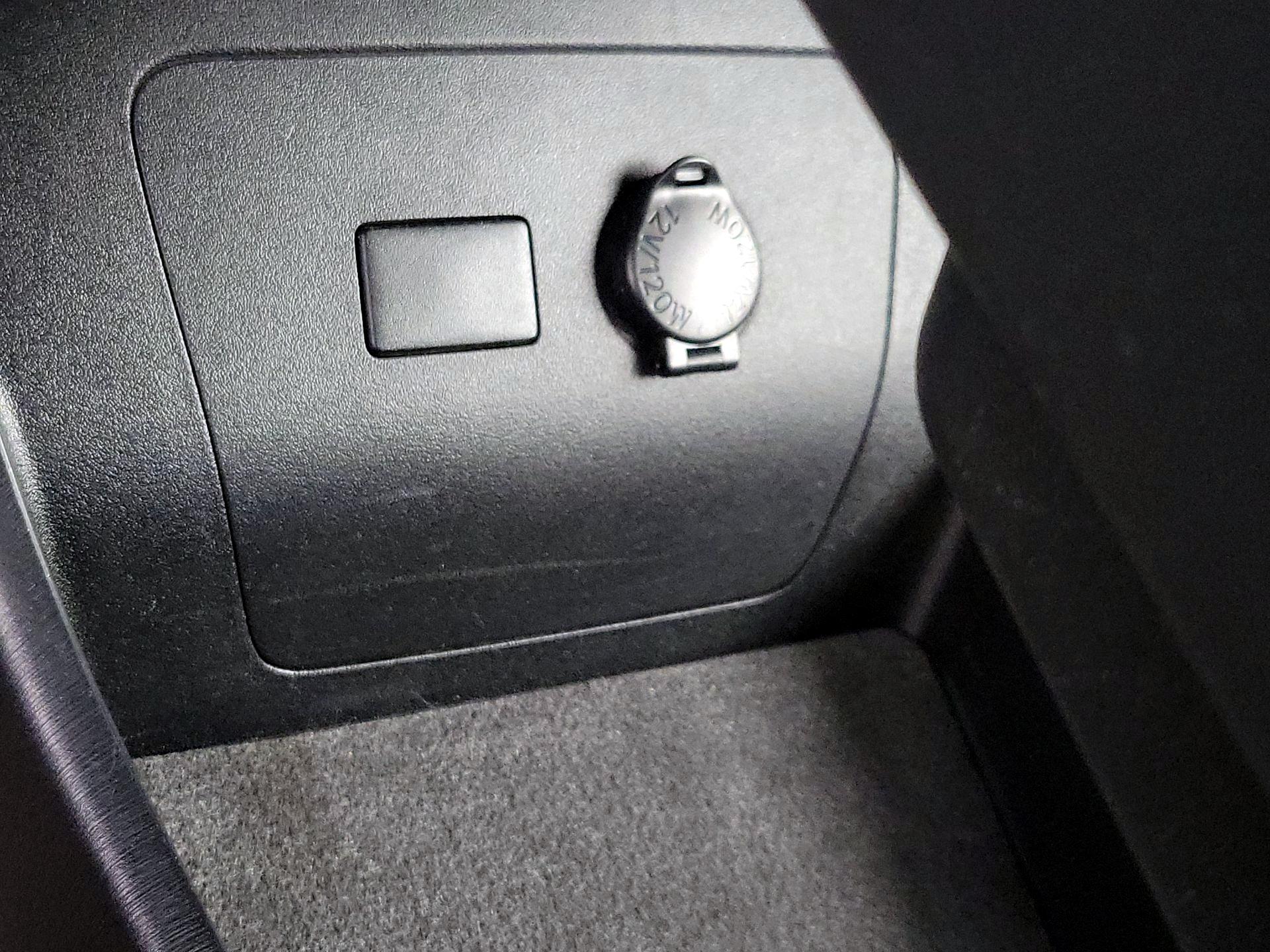 Thumbnail: 2015 Toyota Prius - 18