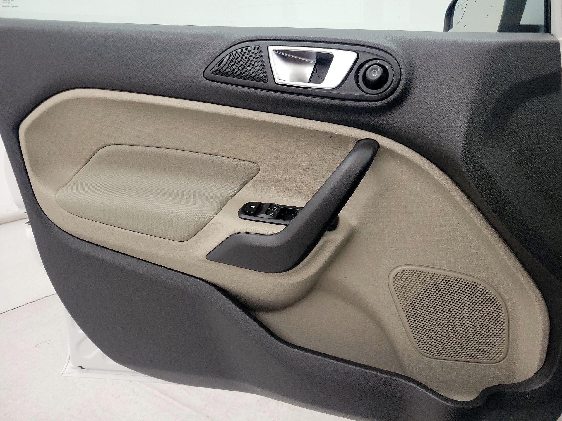 Thumbnail: 2016 Ford Fiesta - 12