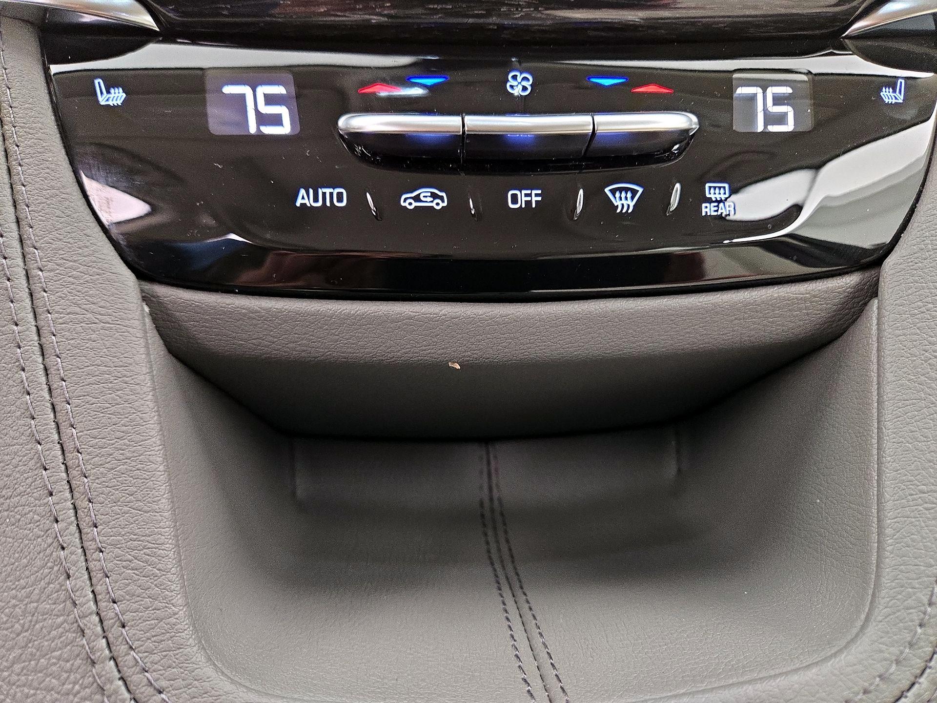 Thumbnail: 2022 Cadillac XT6 - 17