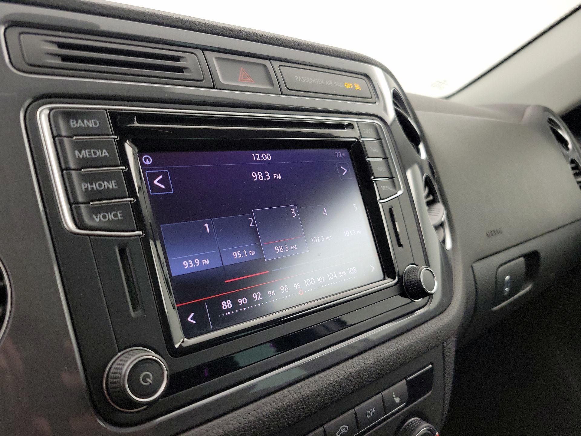 Thumbnail: 2016 Volkswagen Tiguan - 16