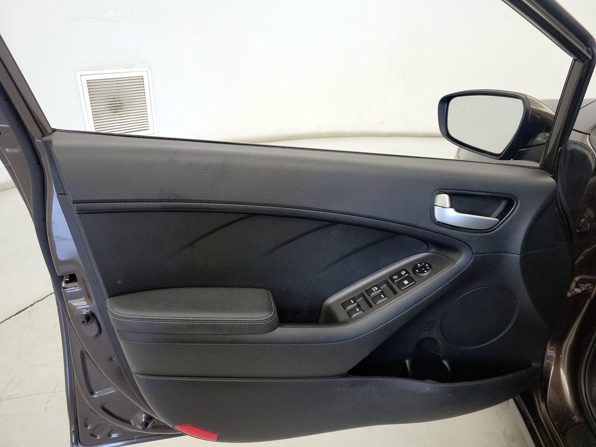 Thumbnail: 2018 Kia Forte - 12