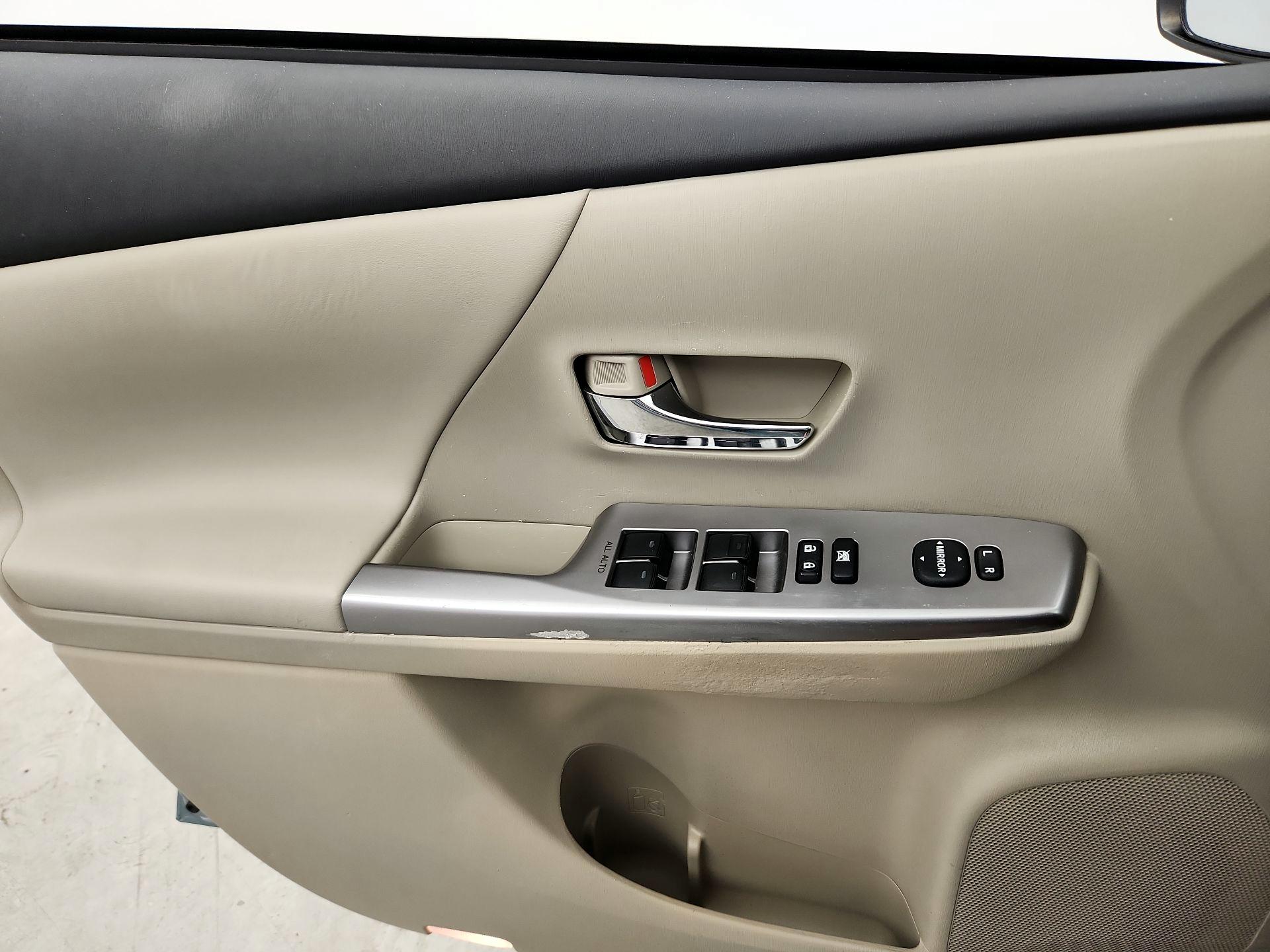Thumbnail: 2015 Toyota Prius v - 12