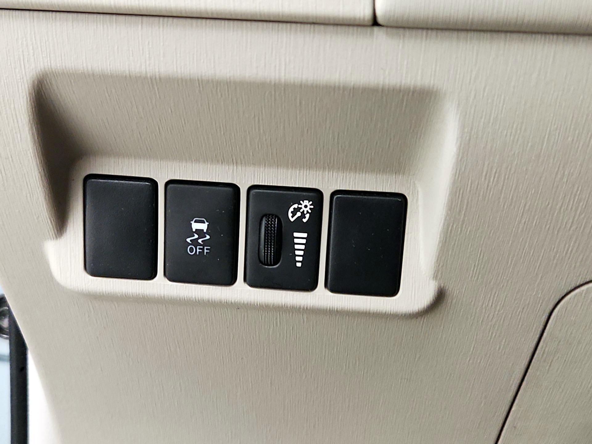 Thumbnail: 2015 Toyota Prius v - 13