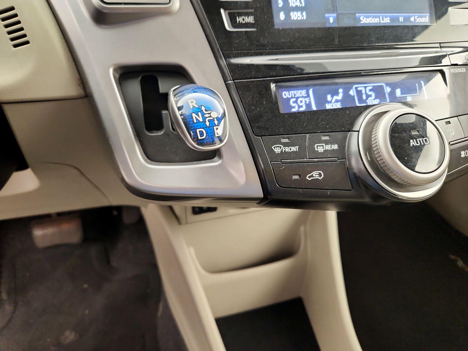 Thumbnail: 2015 Toyota Prius v - 18
