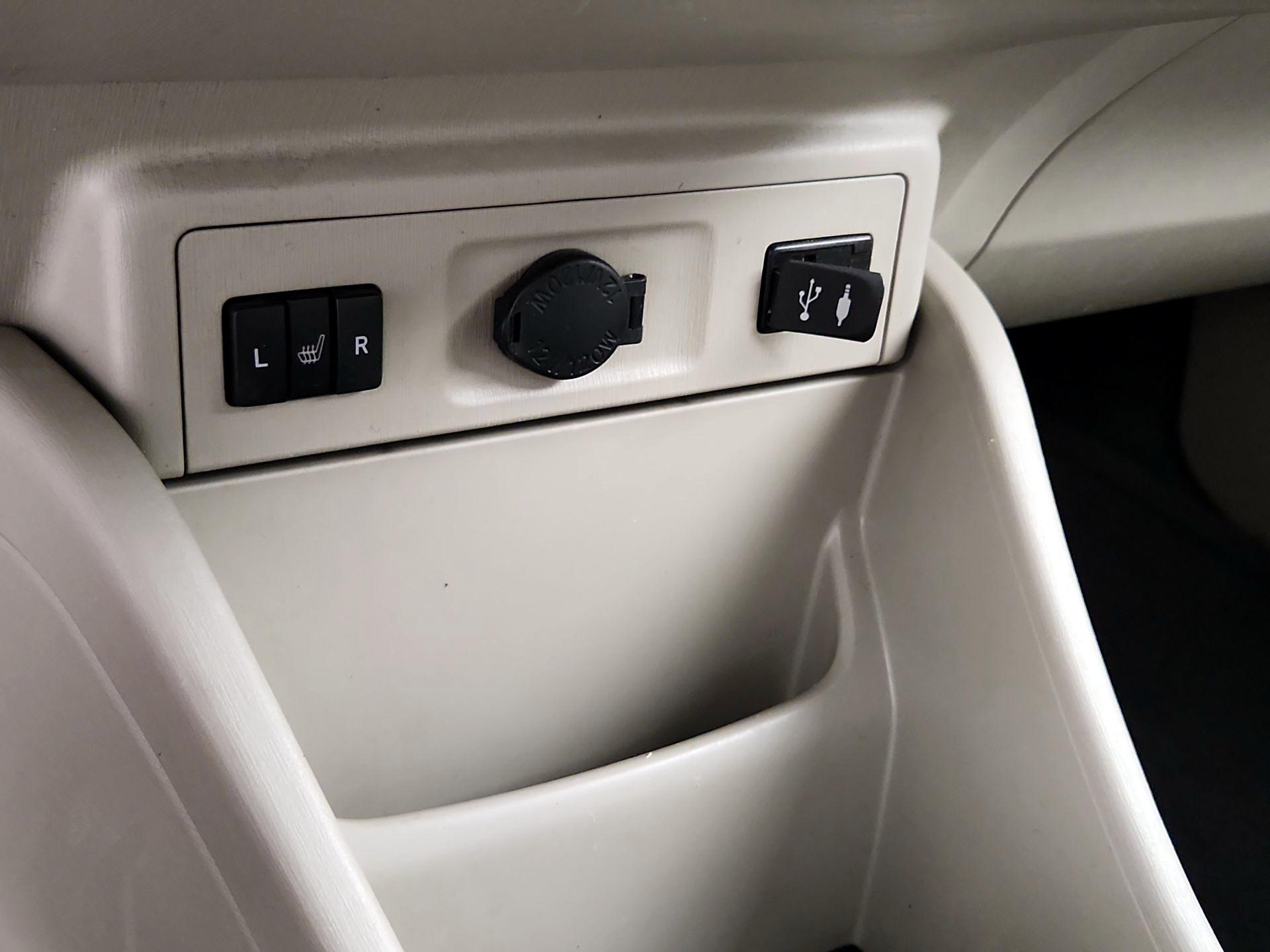 Thumbnail: 2015 Toyota Prius v - 19