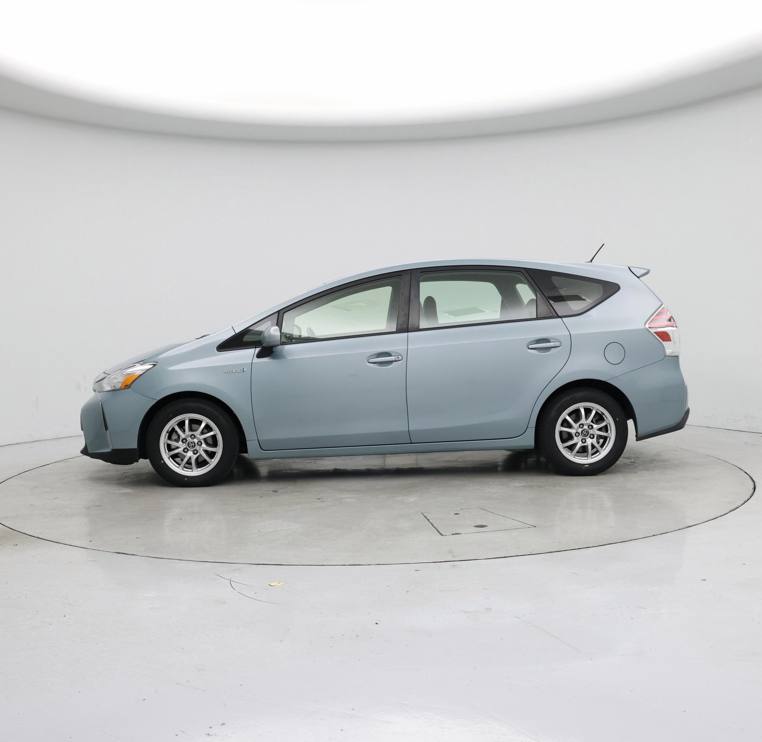Thumbnail: 2015 Toyota Prius v - 3