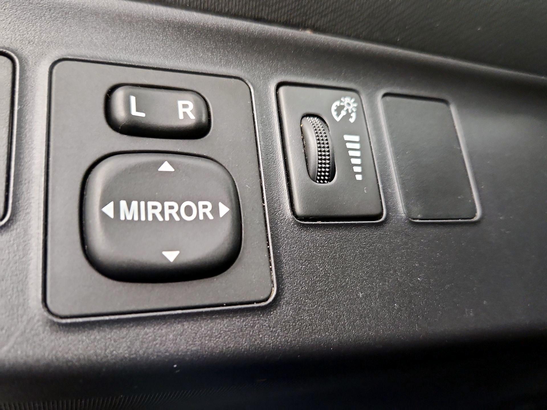 Thumbnail: 2016 Toyota Prius c - 13