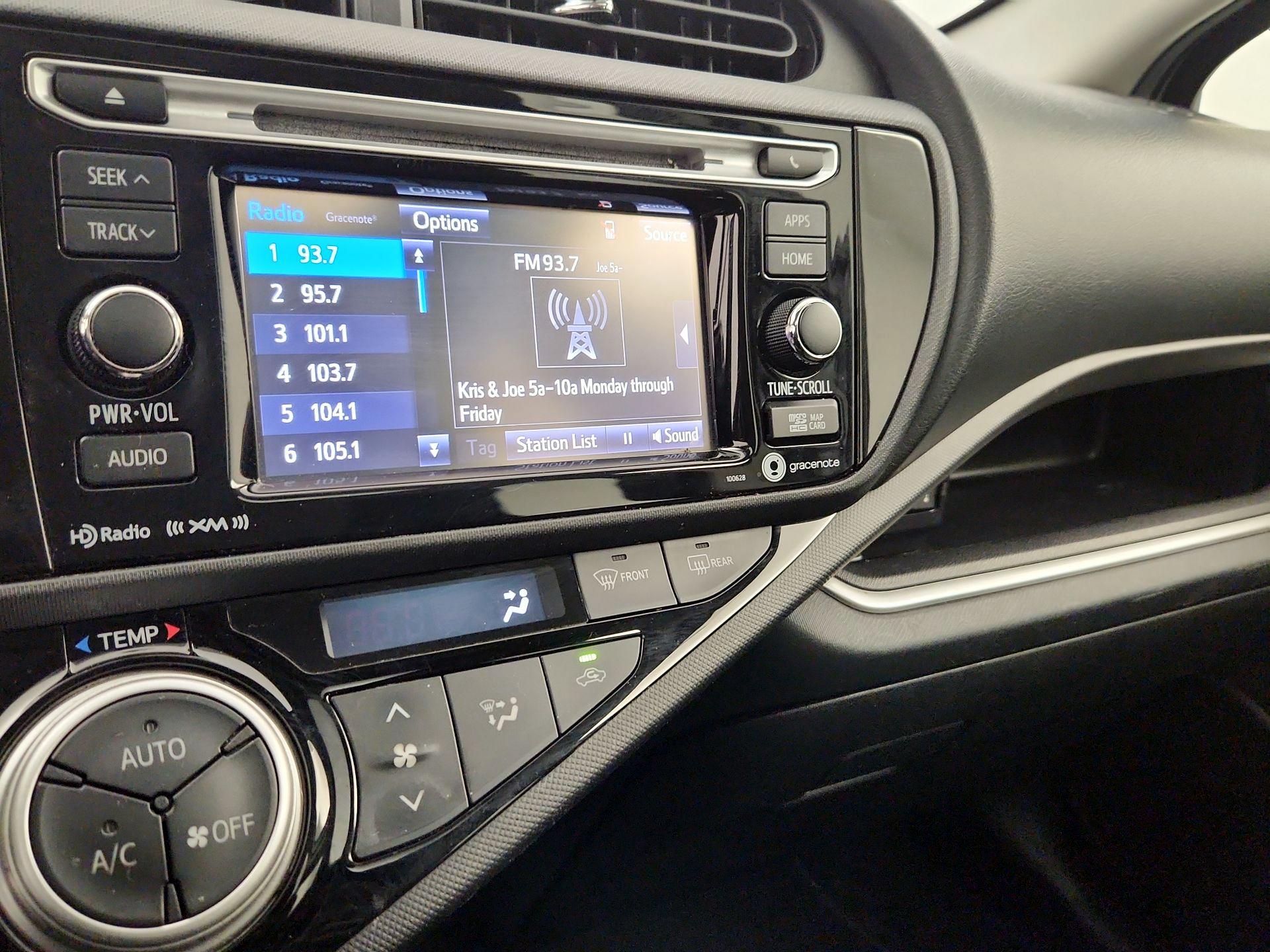Thumbnail: 2016 Toyota Prius c - 16