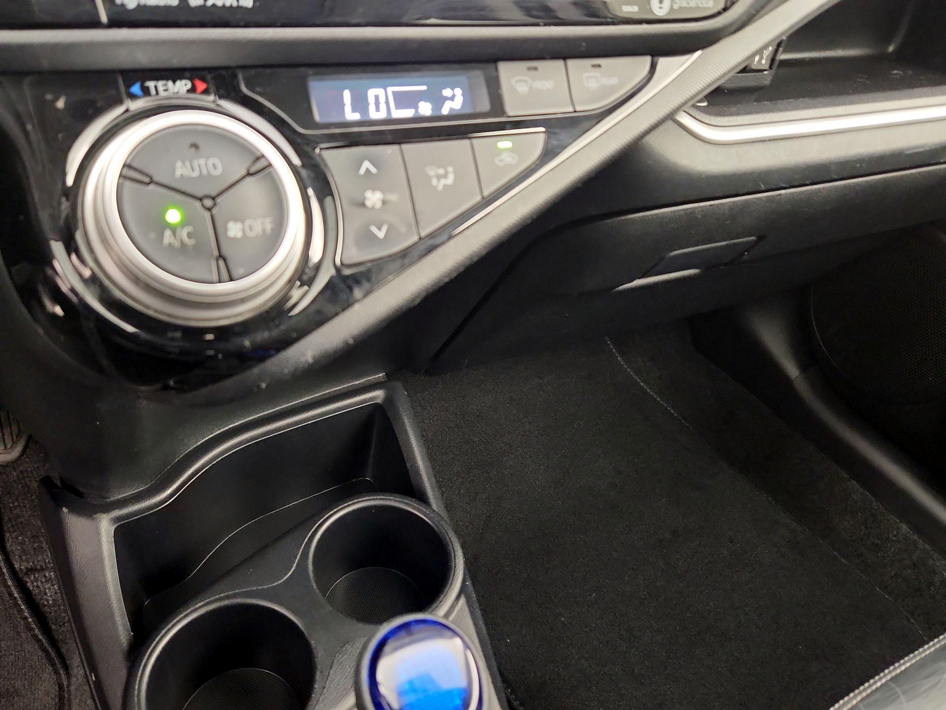 Thumbnail: 2016 Toyota Prius c - 17