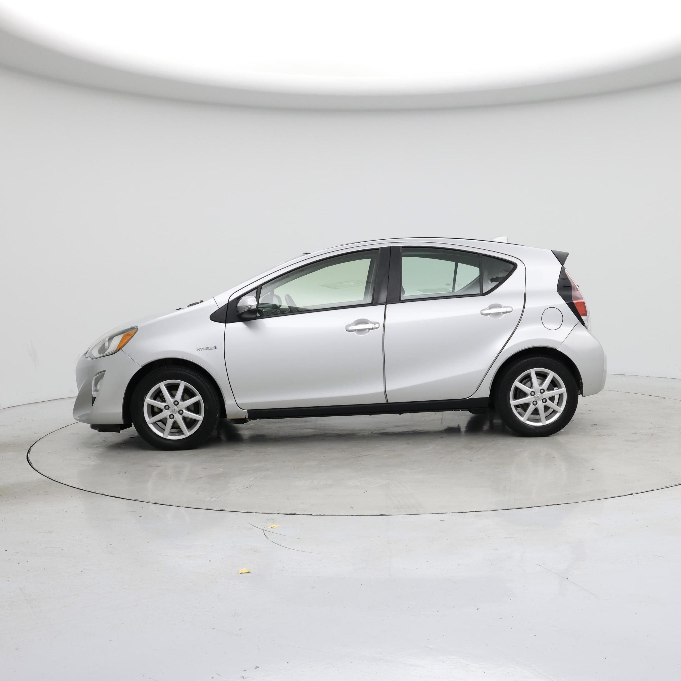 Thumbnail: 2016 Toyota Prius c - 3