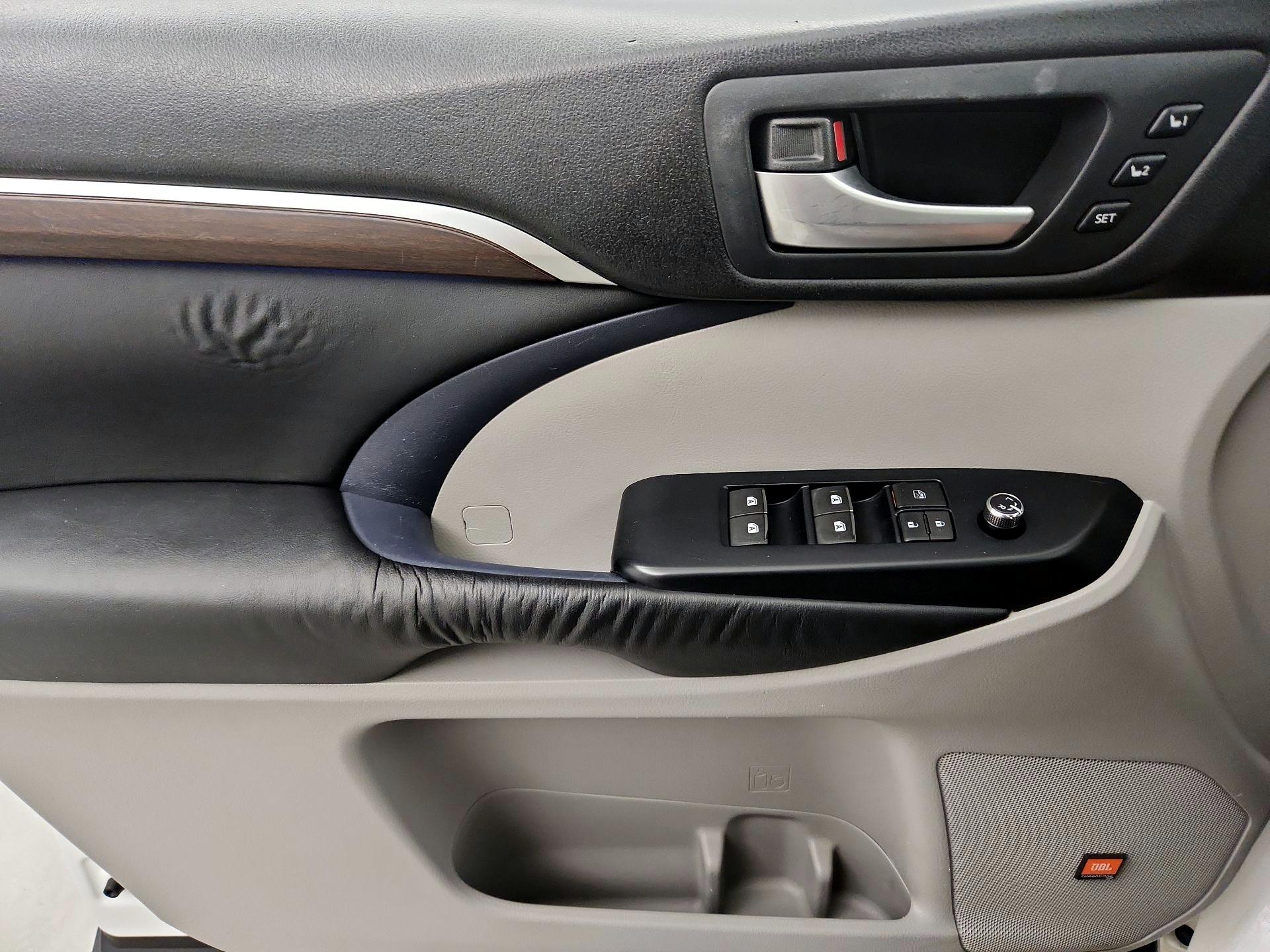 Thumbnail: 2016 Toyota Highlander - 12